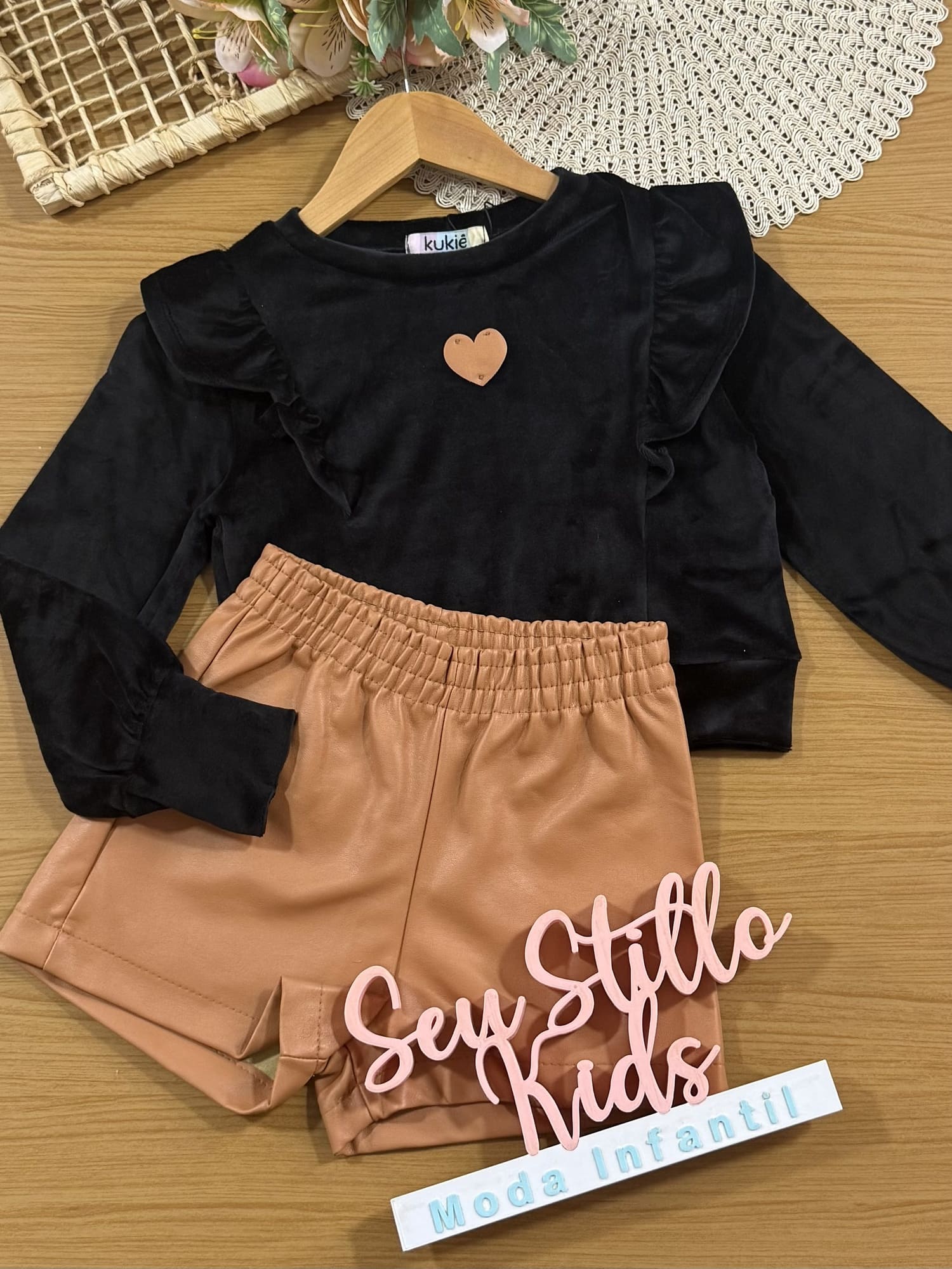 Conjunto Infantil Kukiê Inverno com Shorts Marrom e Blusa Manga Longa Preta Aveludada