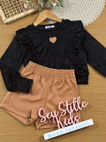 Conjunto Infantil Kukiê Inverno com Shorts Marrom e Blusa Manga Longa Preta Aveludada