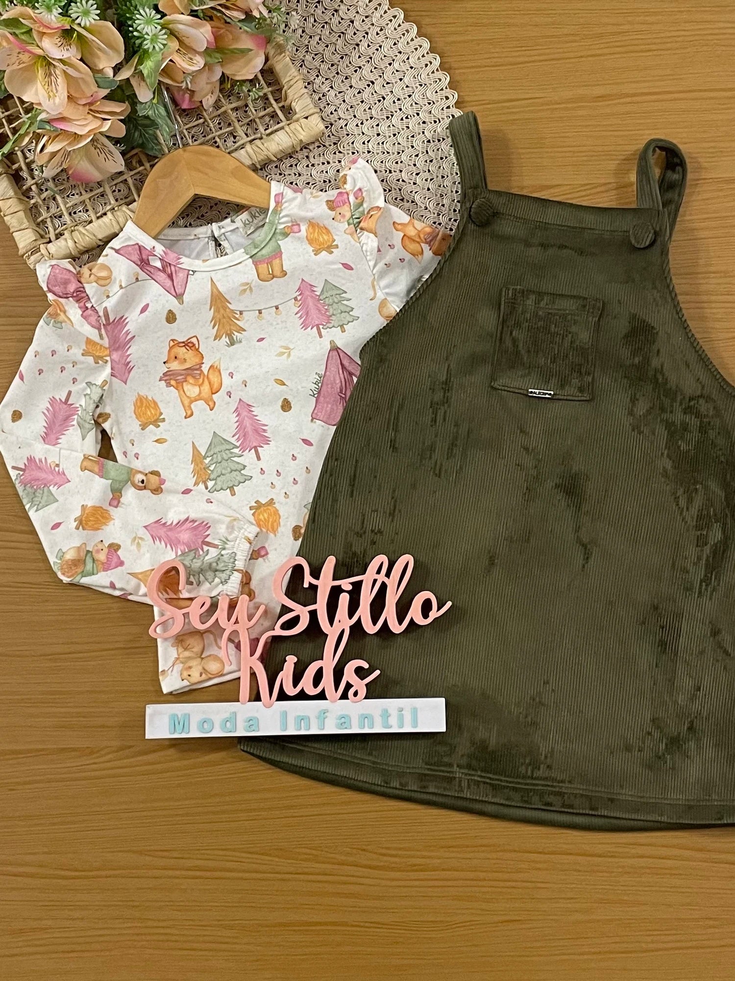 Salopete Infantil Kukiê Inverno Verde com Blusa Manga Longa Bichinhos