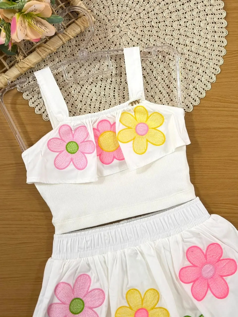 Conjunto Infantil Menina Momi com Saia e Blusa Branca Flores Bordadas