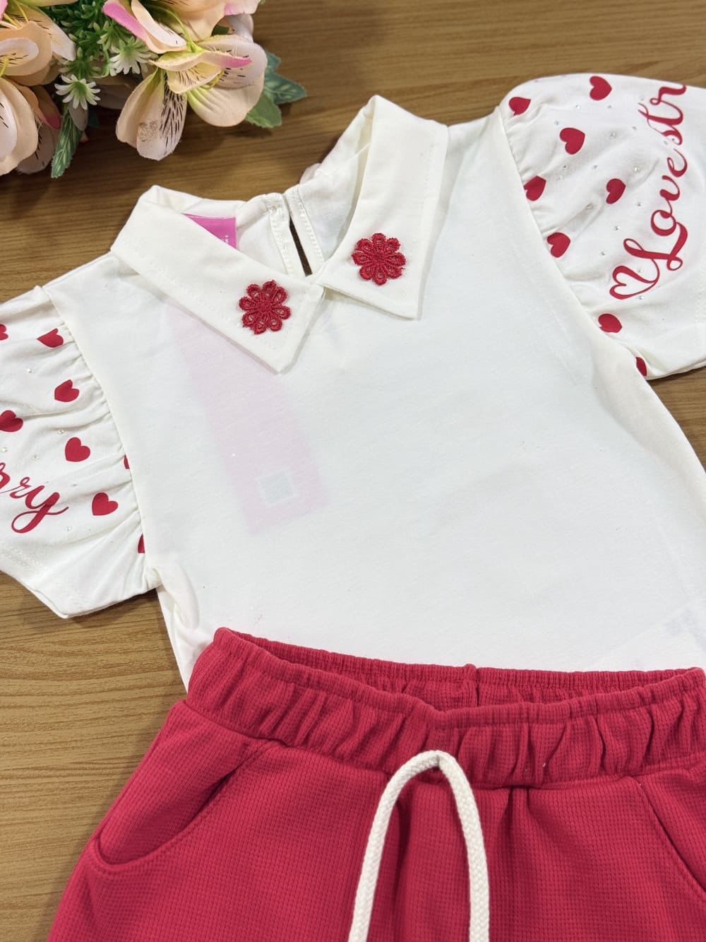 Conjunto Infantil Cinti Verão Shorts e Blusa Branca com Florzinha  Vermelha