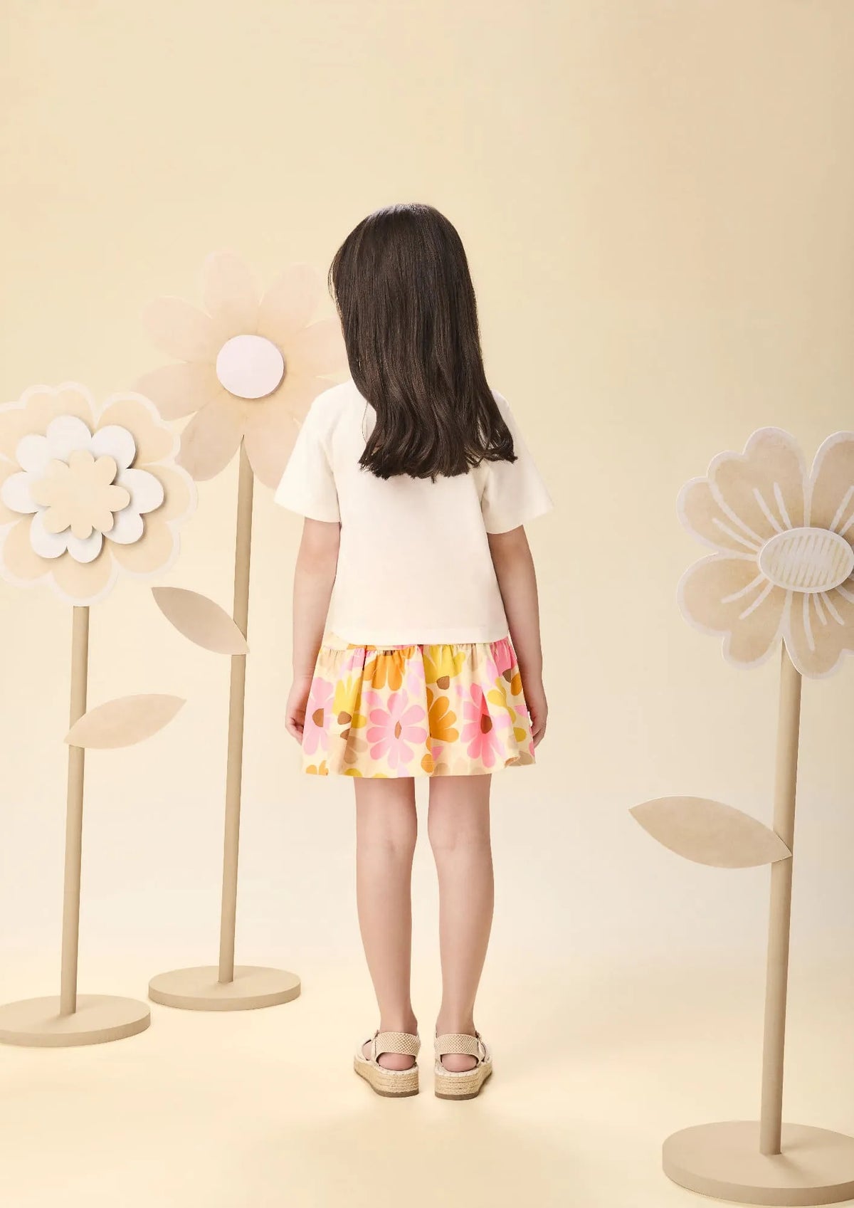 Conjunto Infantil Menina Momi com Saia Floral e Blusa Branca Acessórios Strass