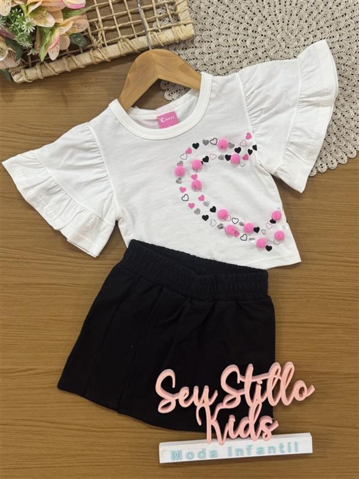 Conjunto Infantil Cinti Verão com Shorts Saia Preto e Blusa Branca Coração Pompon