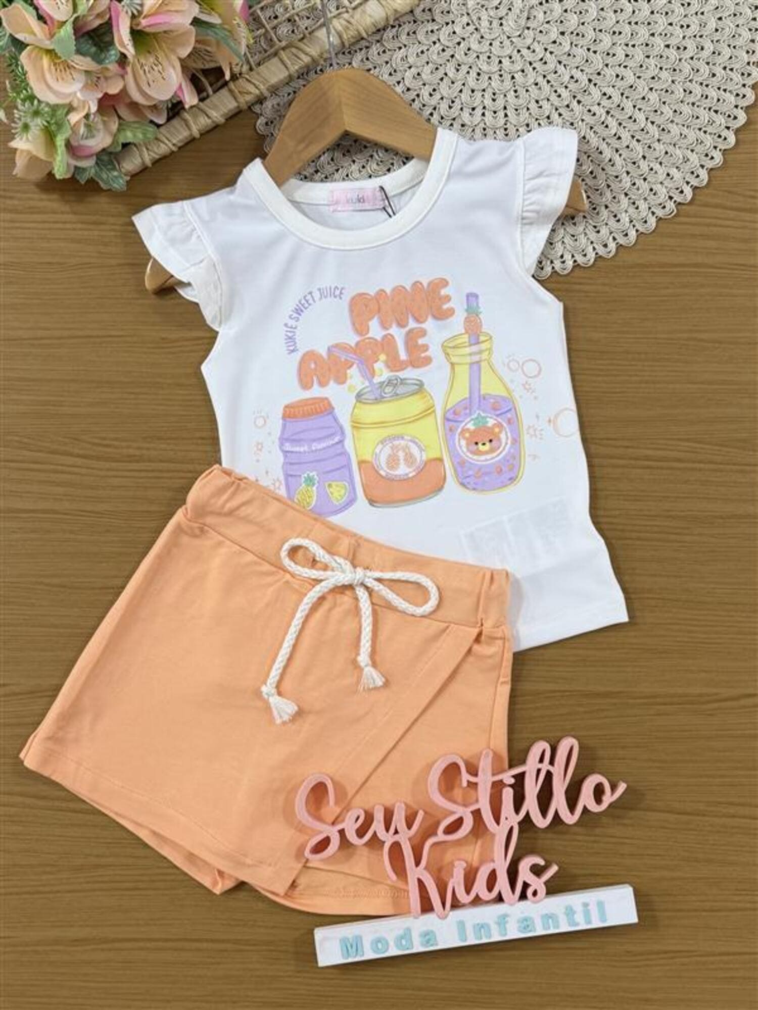 Conjunto Infantil Kukiê Verão com Shorts Saia Laranja e Blusa Branca Pine Apple