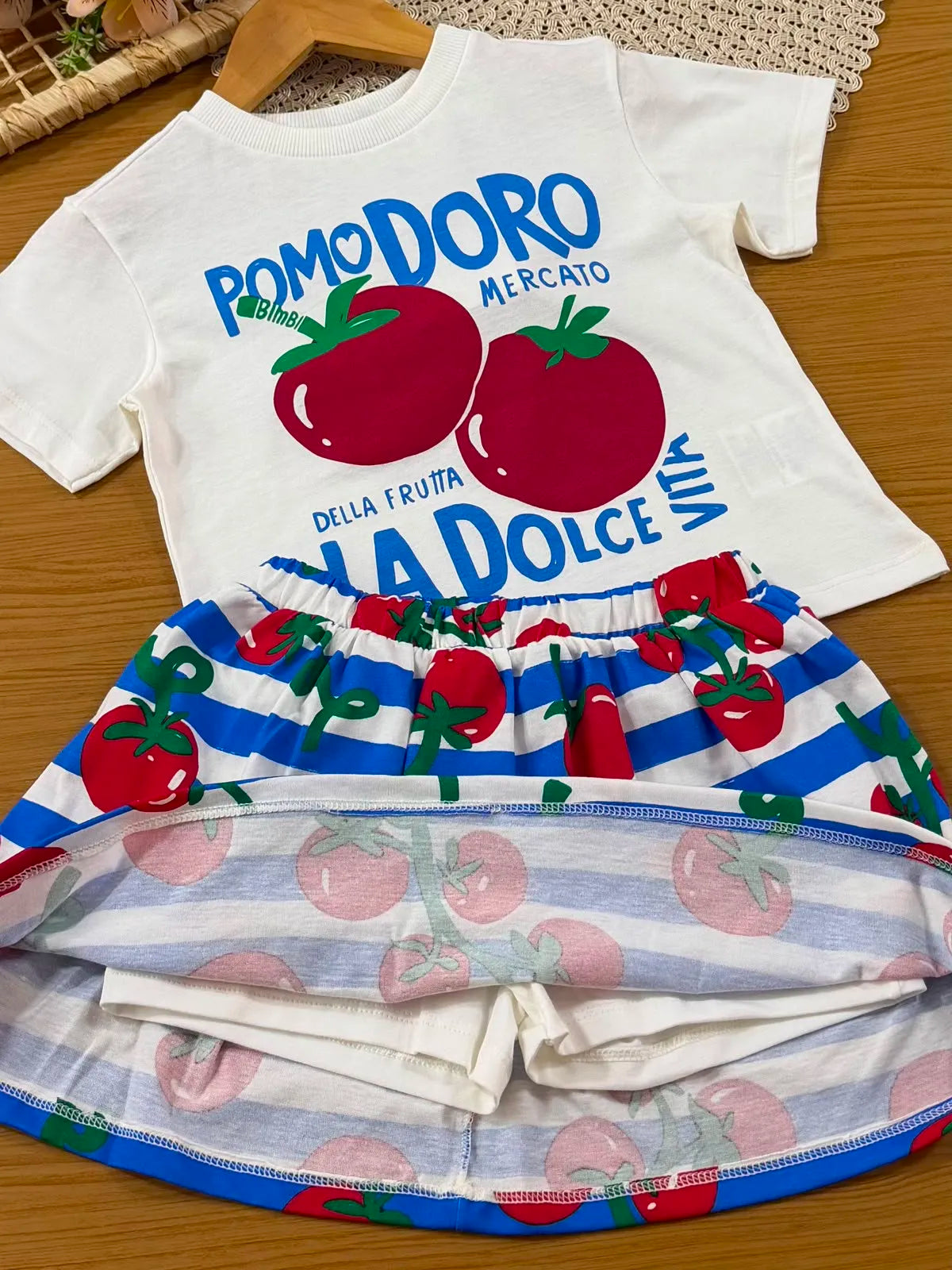 Conjunto Infantil Menina Bimbi com Saia Listrada Azul e Blusa Branca Tomatinhos
