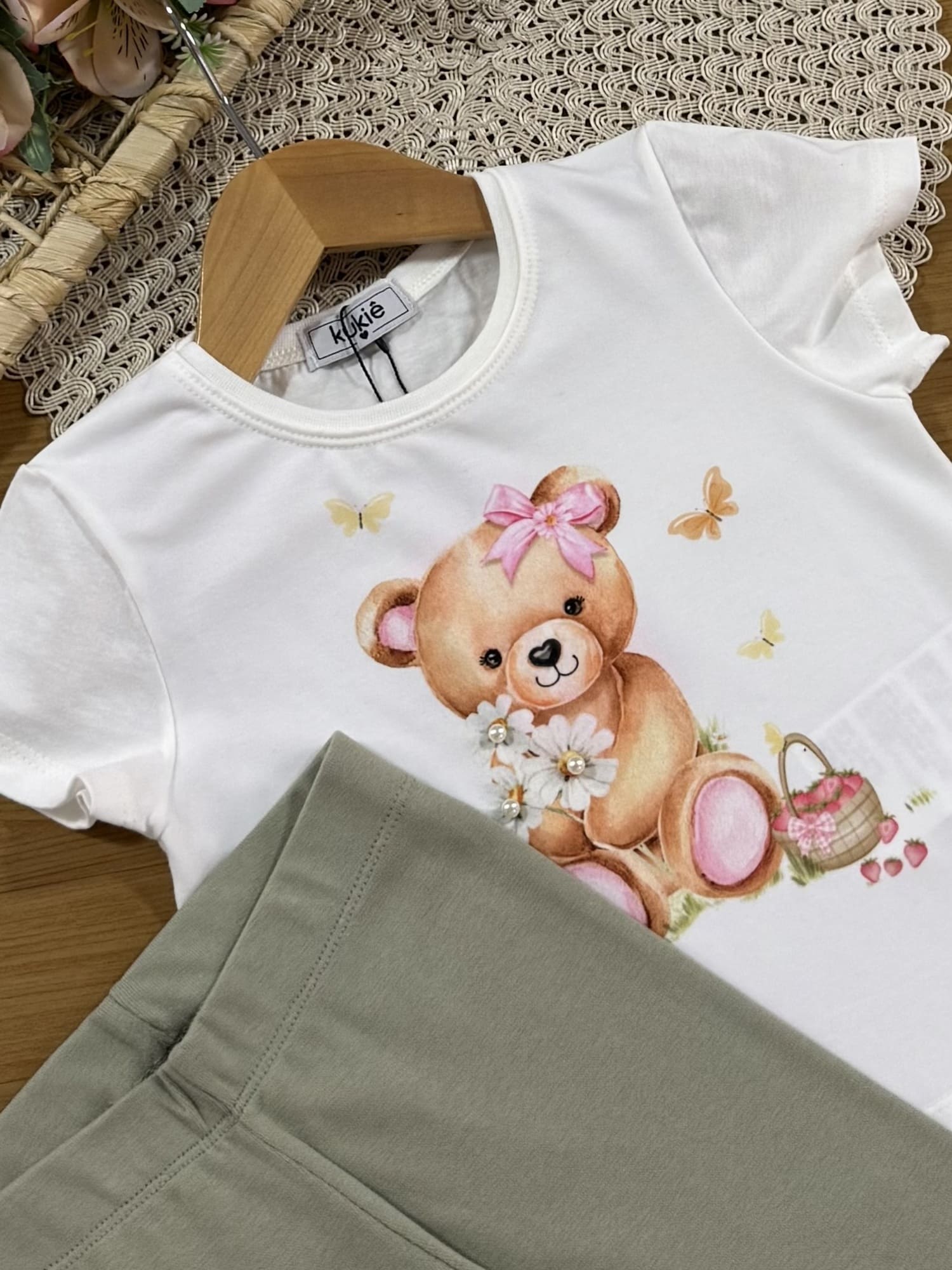 Conjunto Infantil Kukiê com Shorts Ciclista Verde e Blusa Manga Curta Ursinho Floral