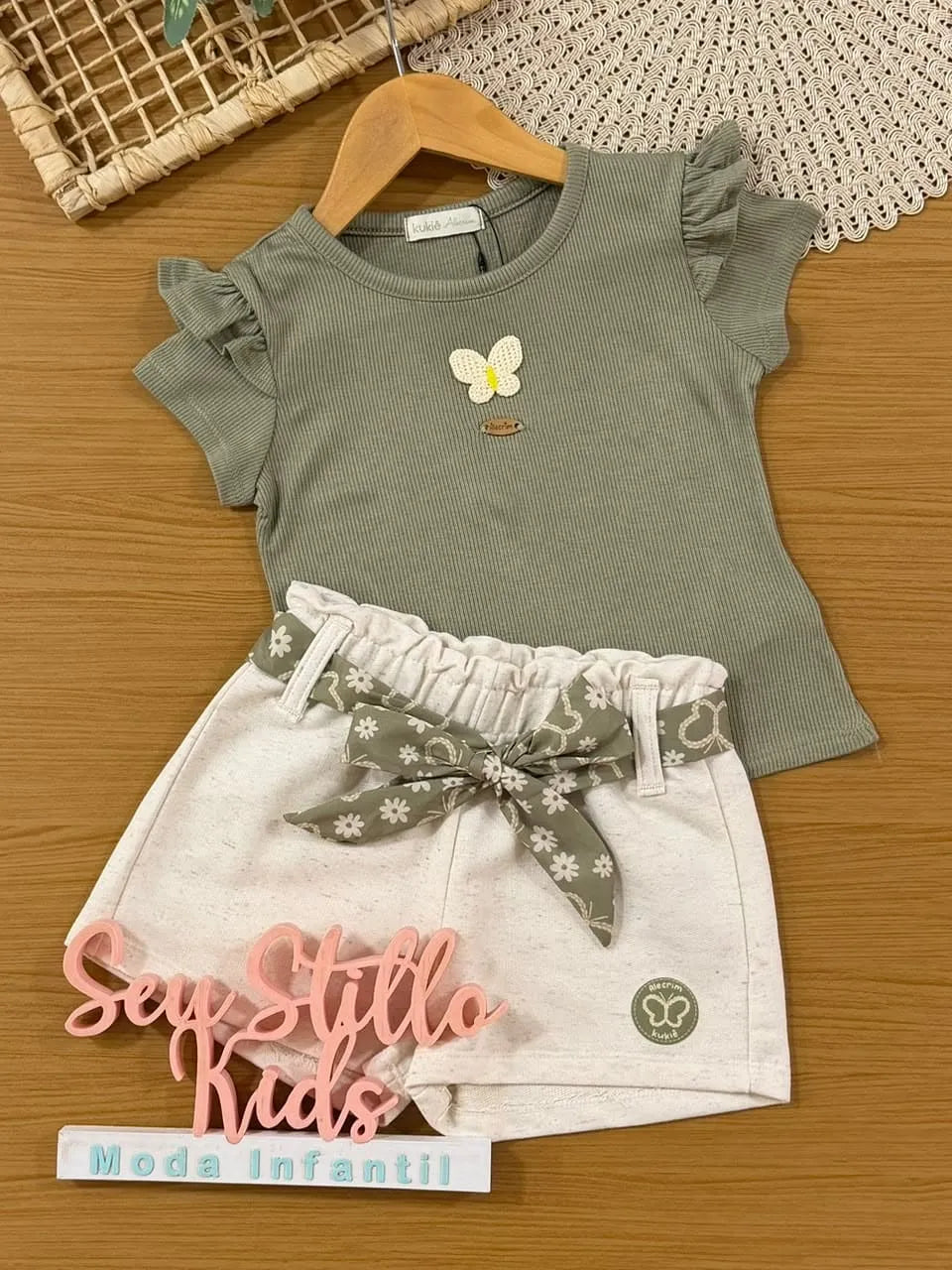 Conjunto Infantil Kukiê Verão com Shorts Off White Blusa Verde Borboleta