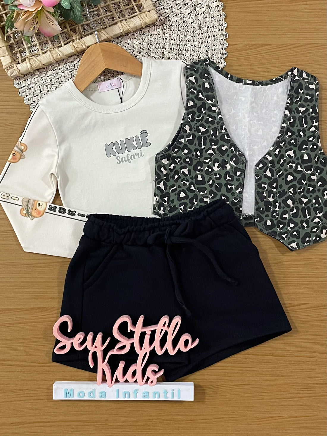 Conjunto Infantil Kukiê Inverno com Shorts, Colete e Blusa Bege Manga Longa Safari