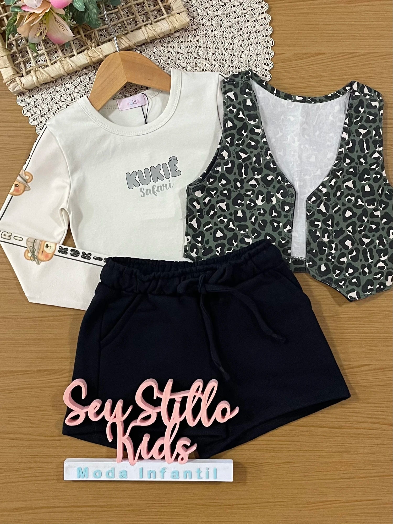Conjunto Infantil Kukiê Inverno com Shorts, Colete e Blusa Bege Manga Longa Safari