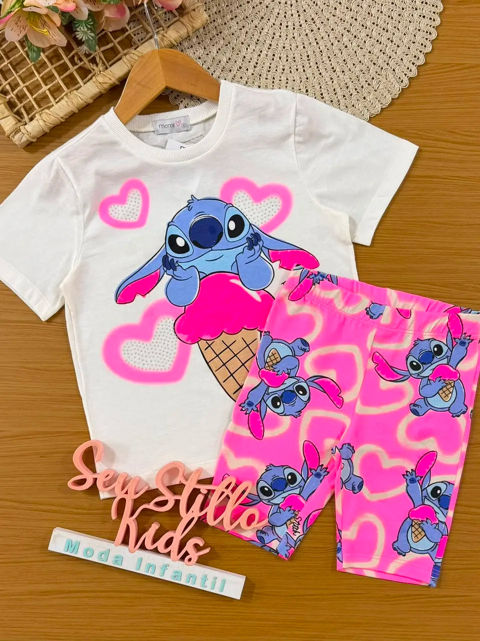 Conjunto Infantil Menina Momi Com Shorts Ciclista Rosa e Blusa Branca Stitch Sorvetinho Disney