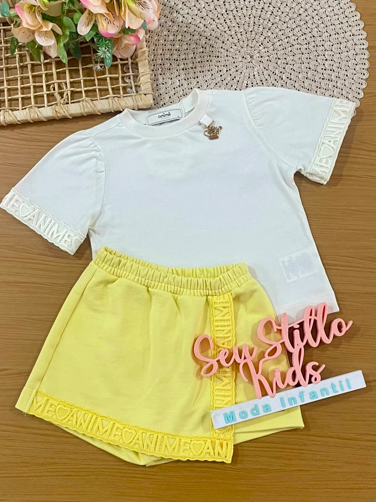 Conjunto Infantil Menina Animê com Shorts Saia Amarelo e Blusa Bege Bordada