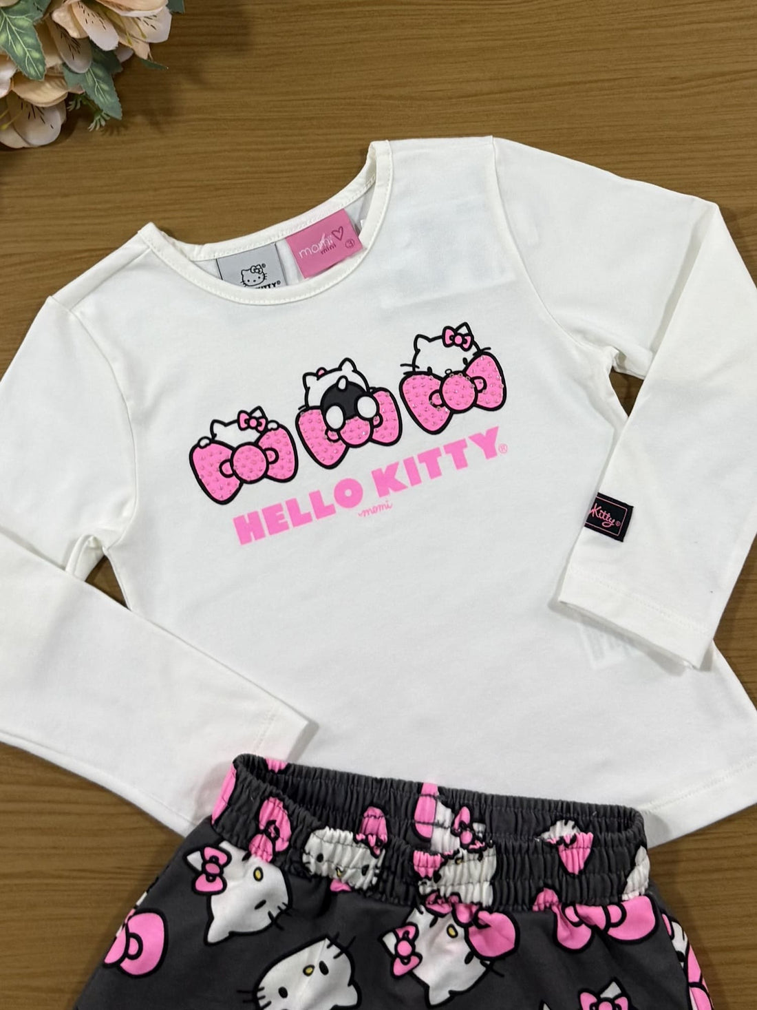 Conjunto Infantil Momi Short Saia Cinza e Blusa Manga Longa Hello Kitty