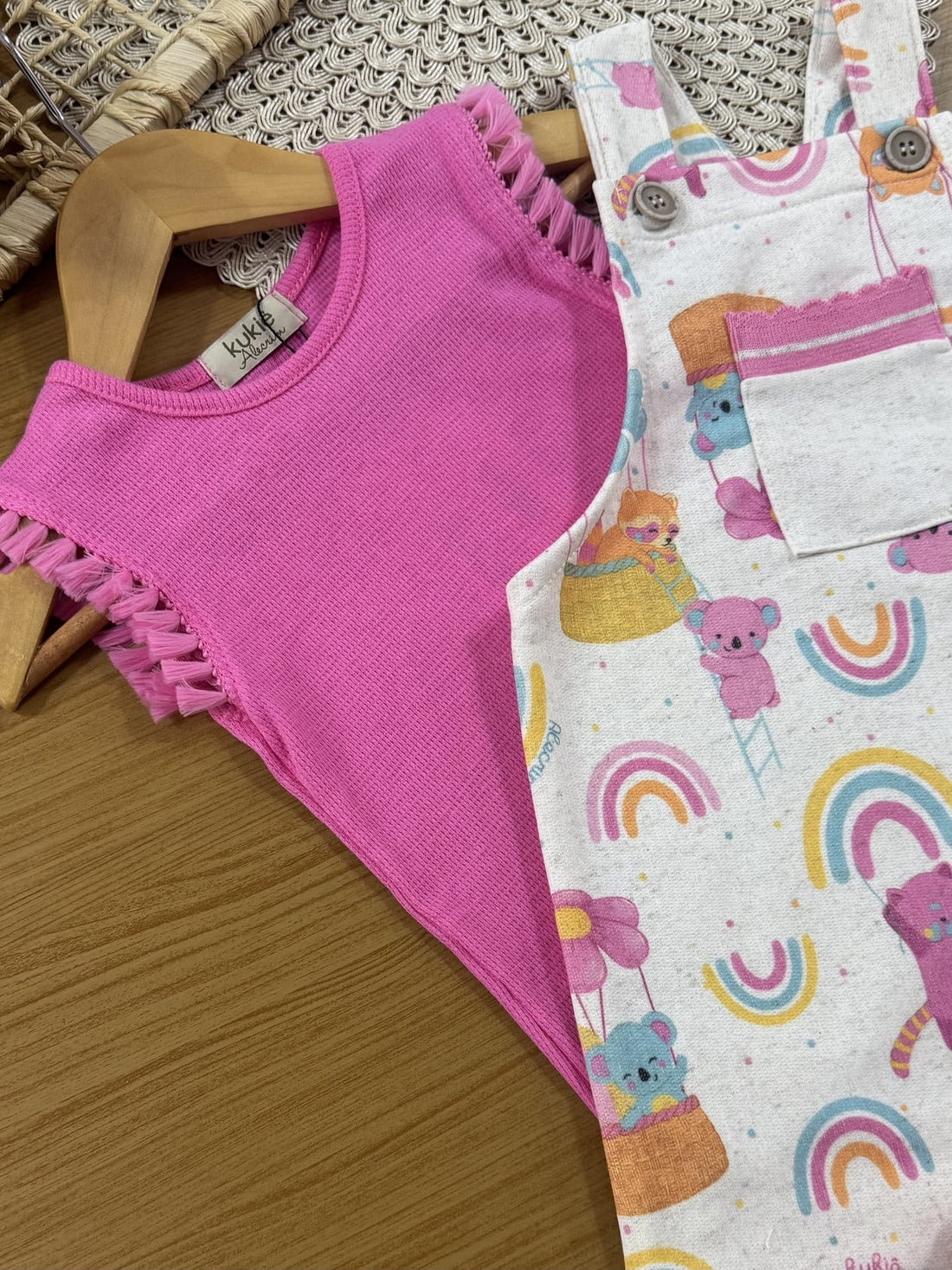Salopete Infantil Kukiê Verão Off White Bichinhos com Blusa Rosa