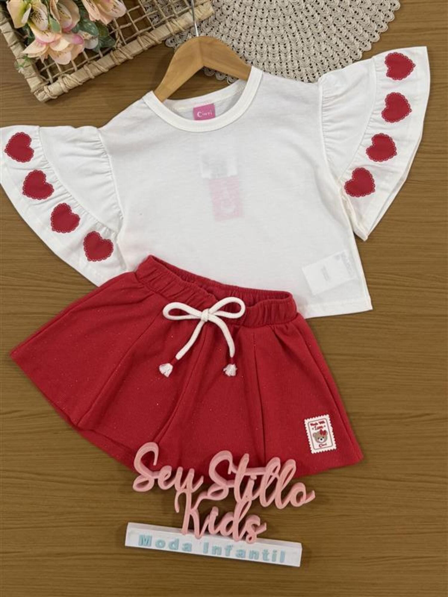Conjunto Infantil Cinti Verão Shorts Vermelho com Brilho e Blusa Branca Corações