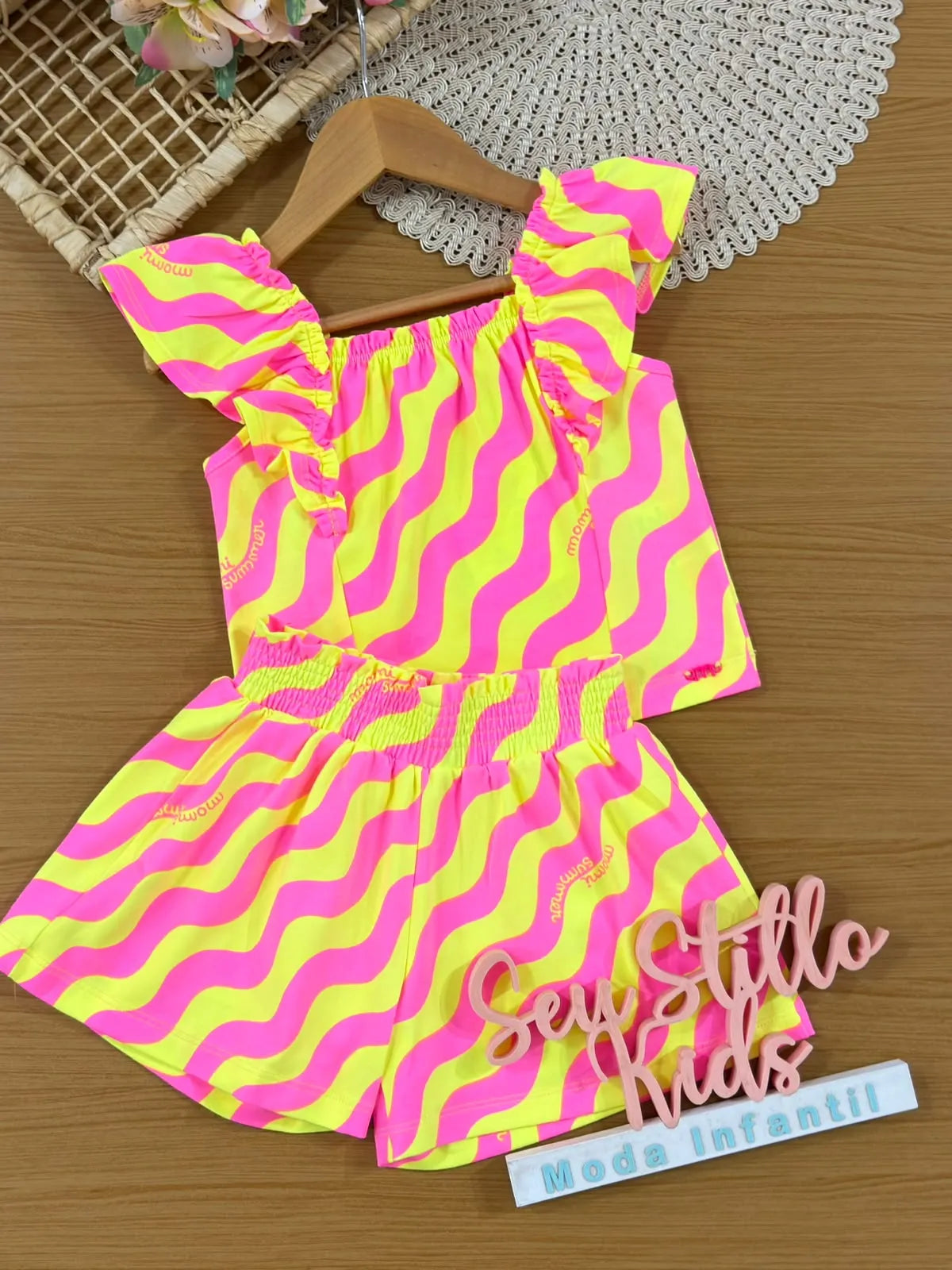 Conjunto Infantil Menina Momi Com Shorts Neon e Blusa Neon Cores