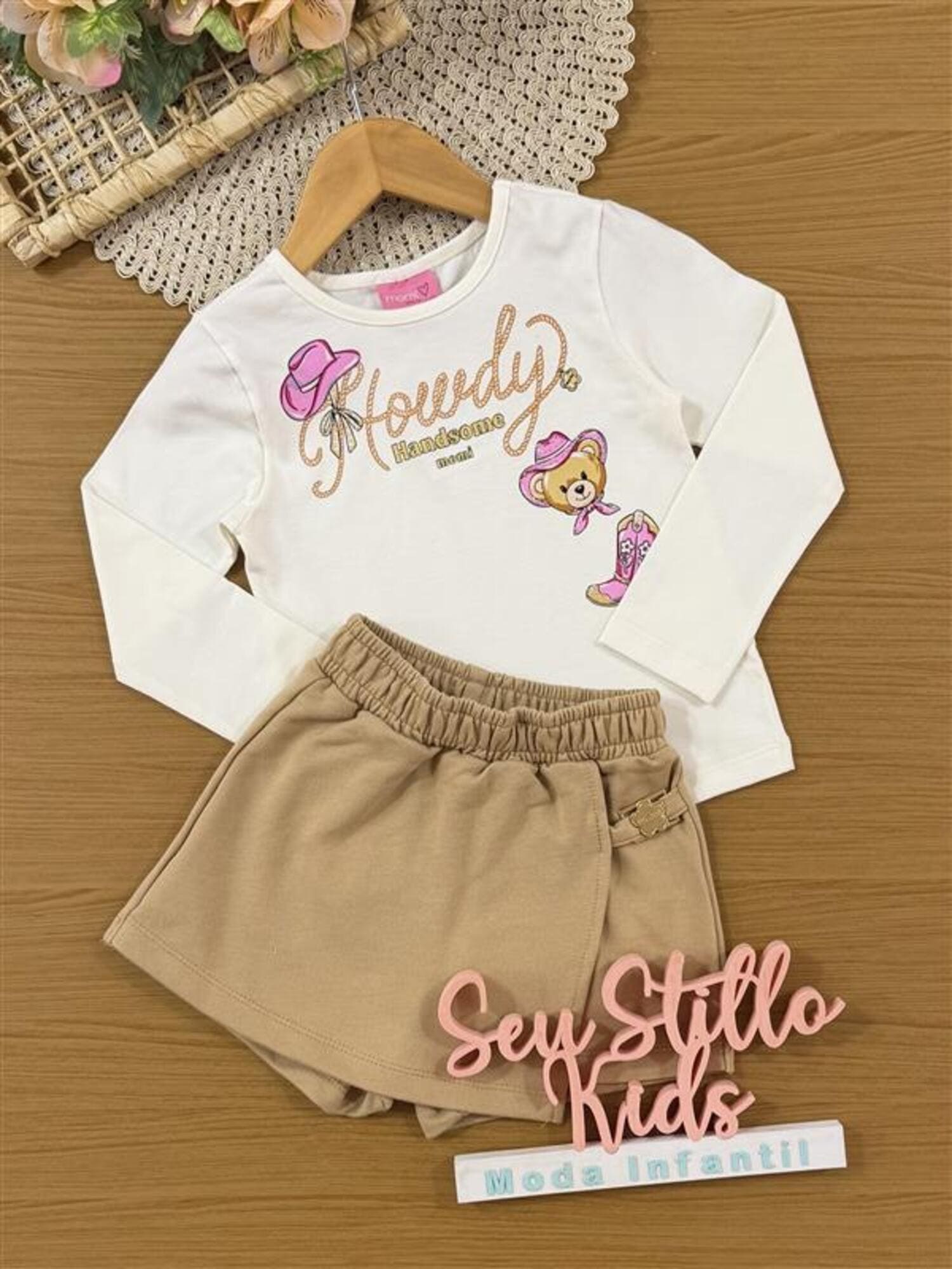 Conjunto Infantil Momi Inverno com Shorts Saia Bege e Blusa Manga Longa Ursinha Boiadeira