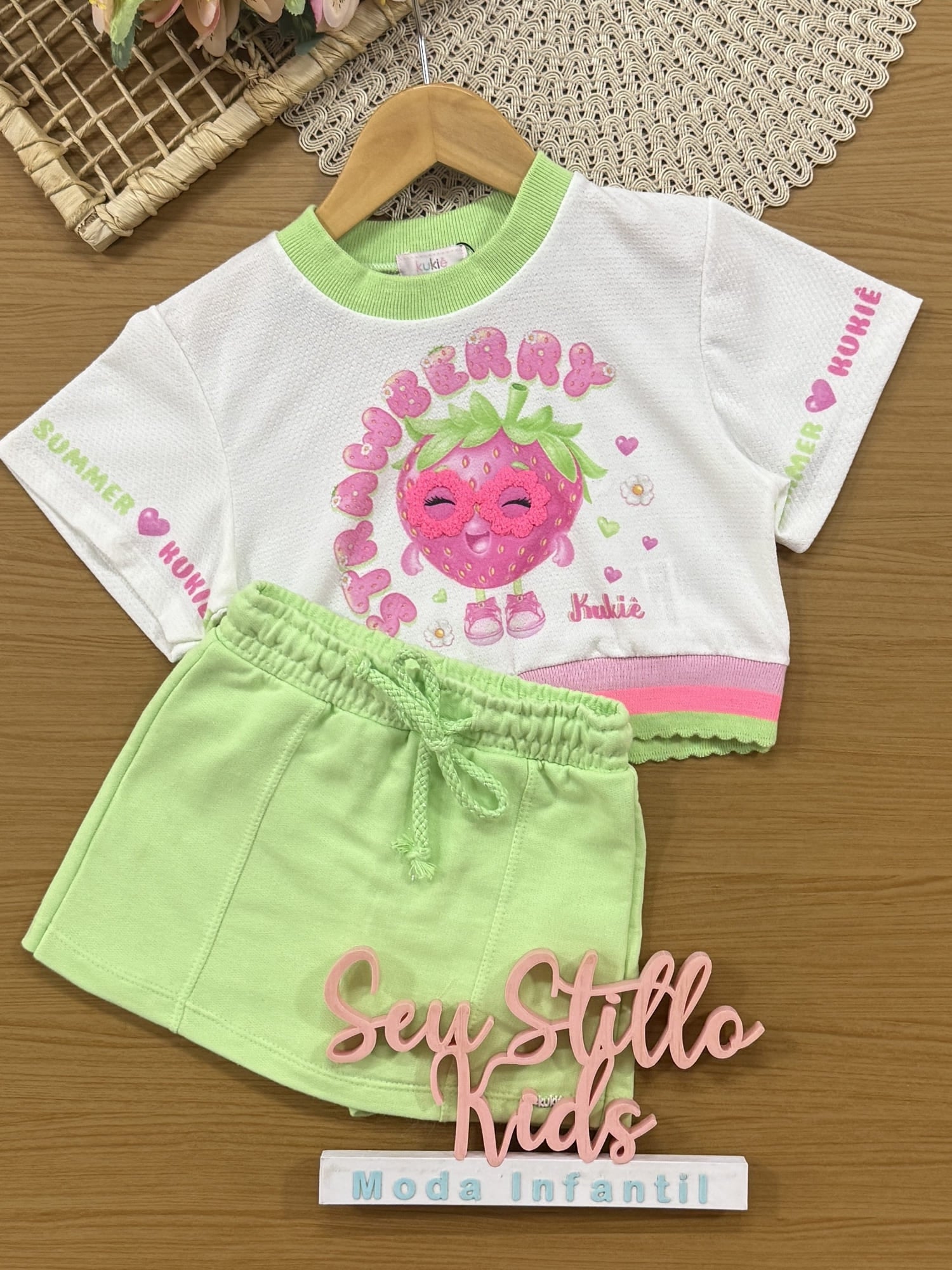 Conjunto Infantil Kukiê Verão com Shorts Saia Verde e Blusa Branca Moranguinho