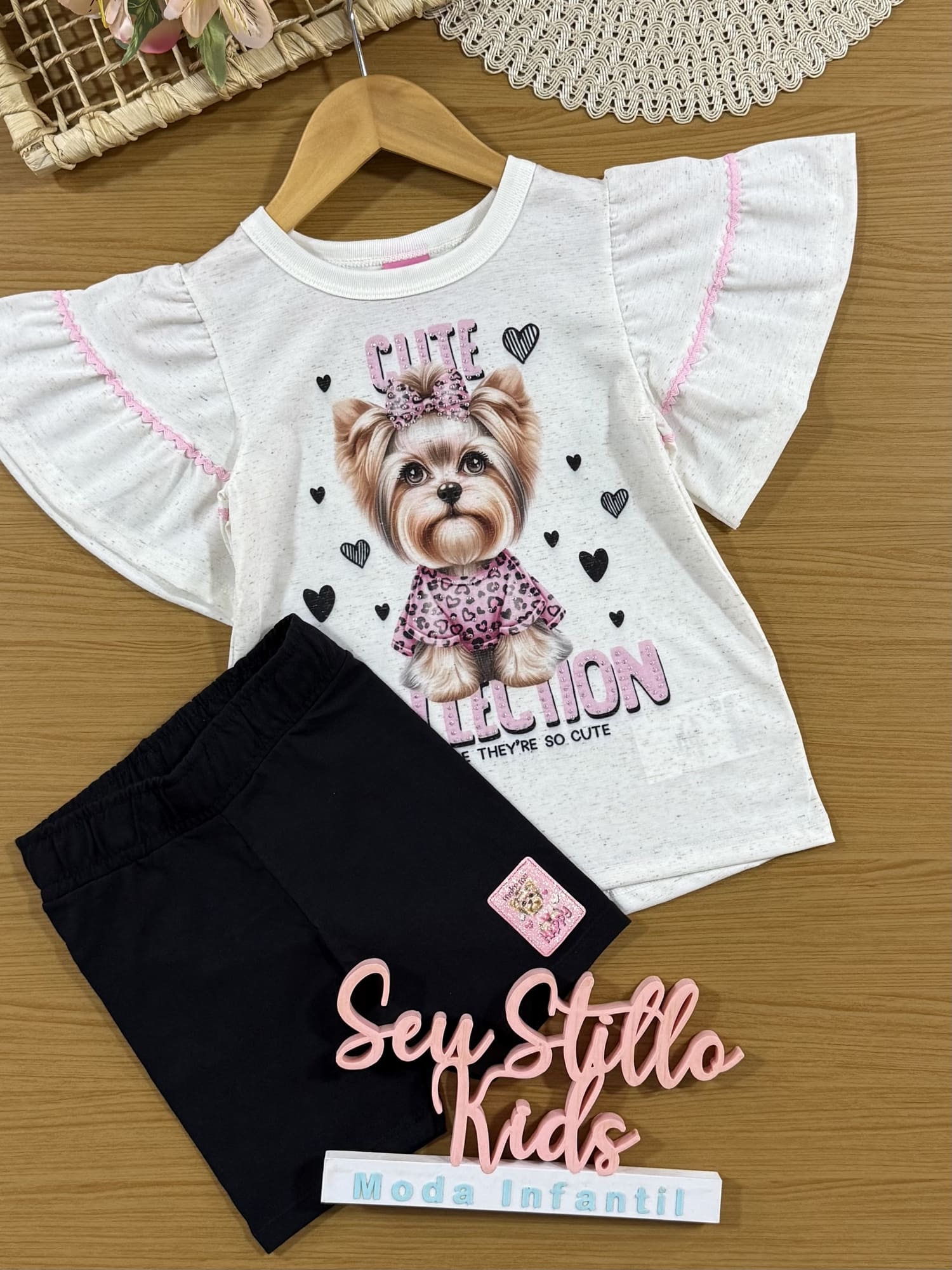 Conjunto Infantil Cinti Verão com Shorts Ciclista Preto e Blusa Off White Cachorrinha