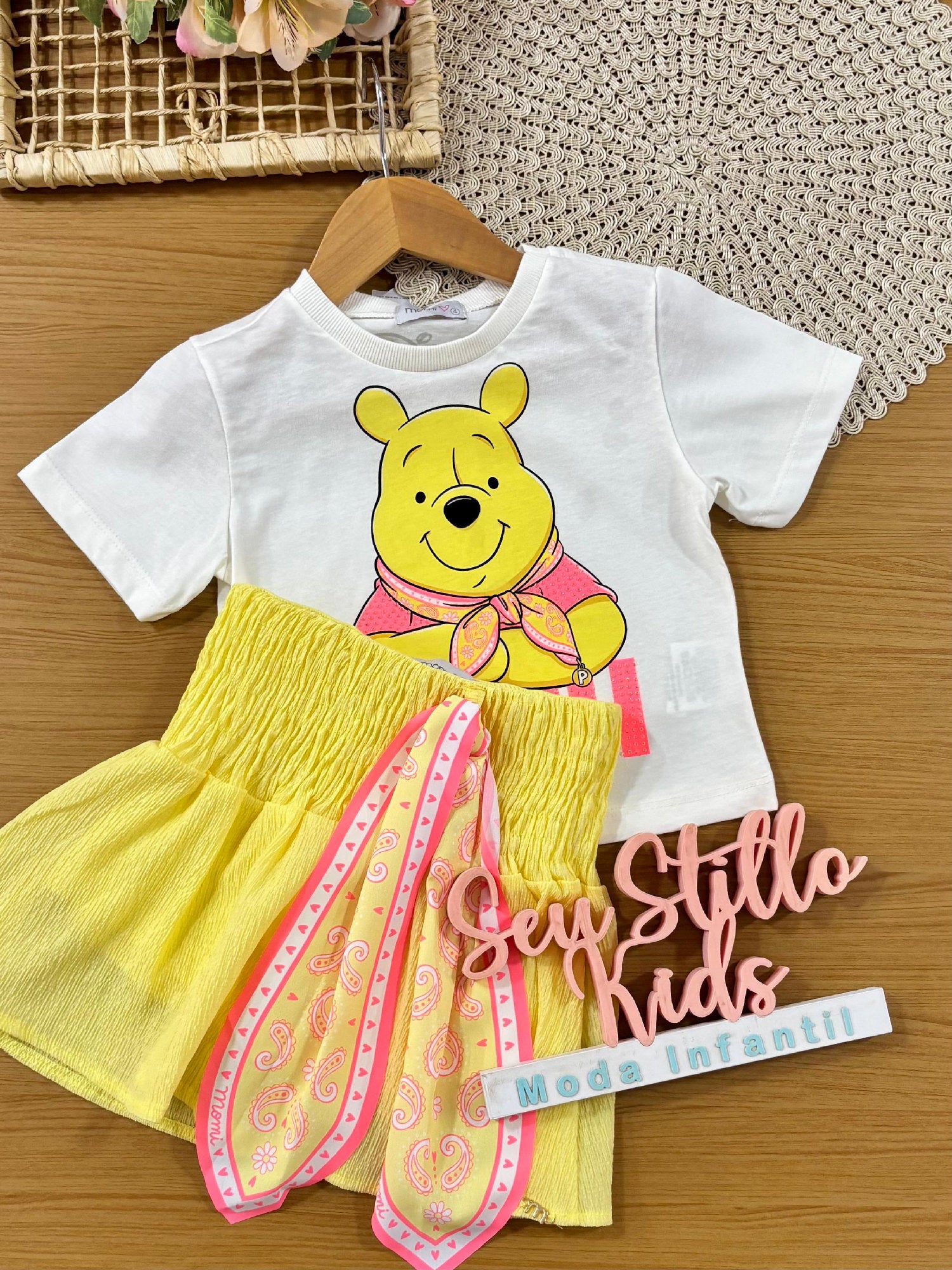Conjunto Infantil Menina Momi com Saia Amarela e Blusa Ursinho Pooh Strass Disney