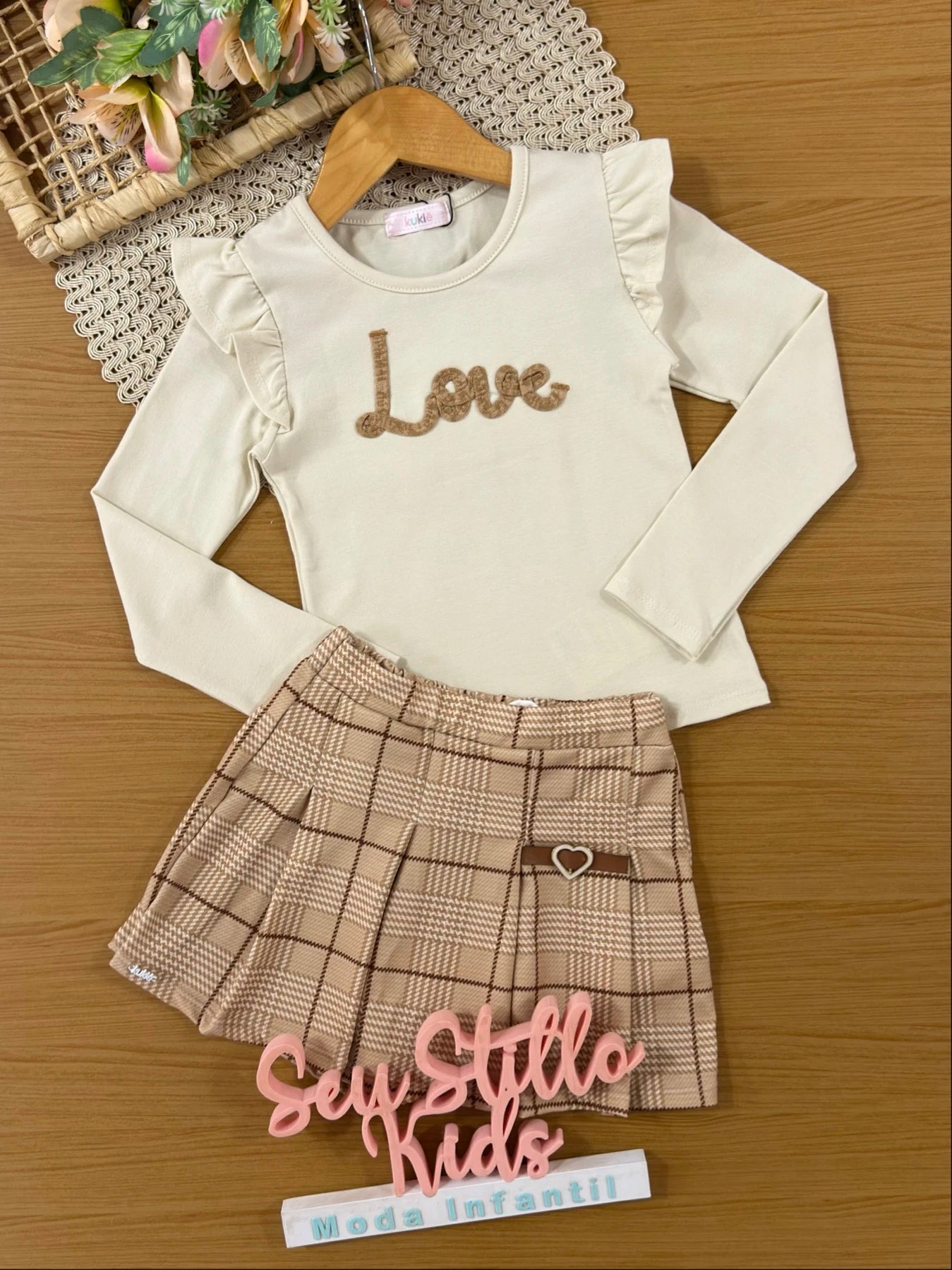 Conjunto Infantil Kukiê Invenro com Shorts Saia e Blusa Manga Longa Bege Love