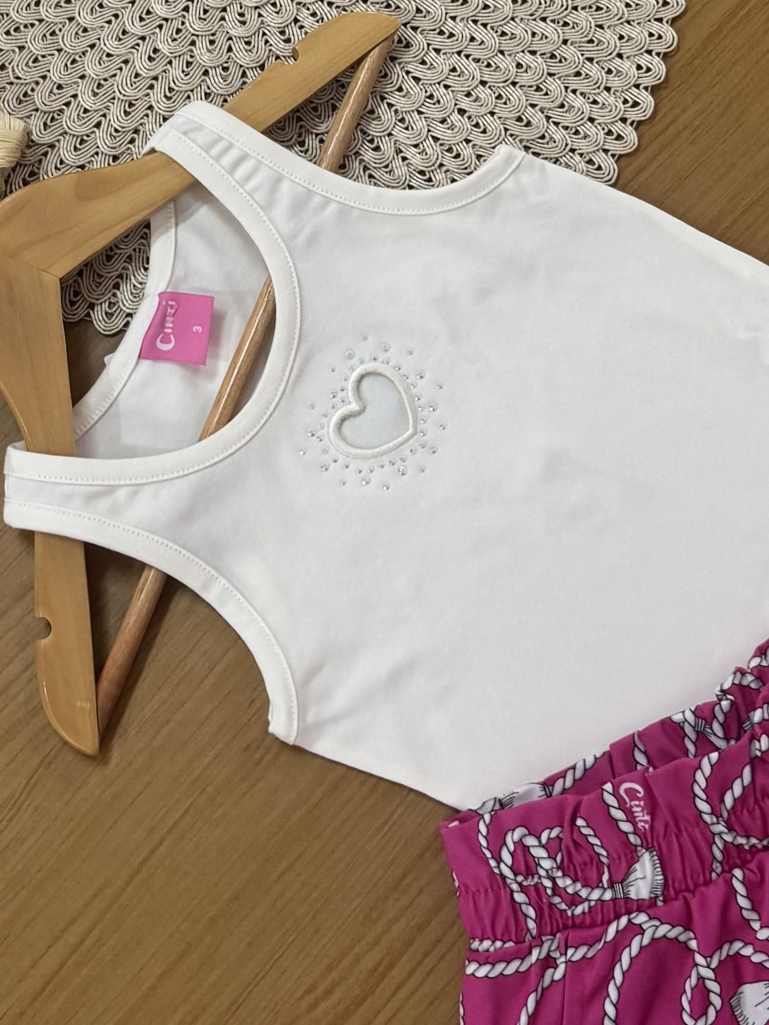 Conjunto Infantil Cinti Verão com Shorts Saia Rosa e Regata Branca Coração com Strass