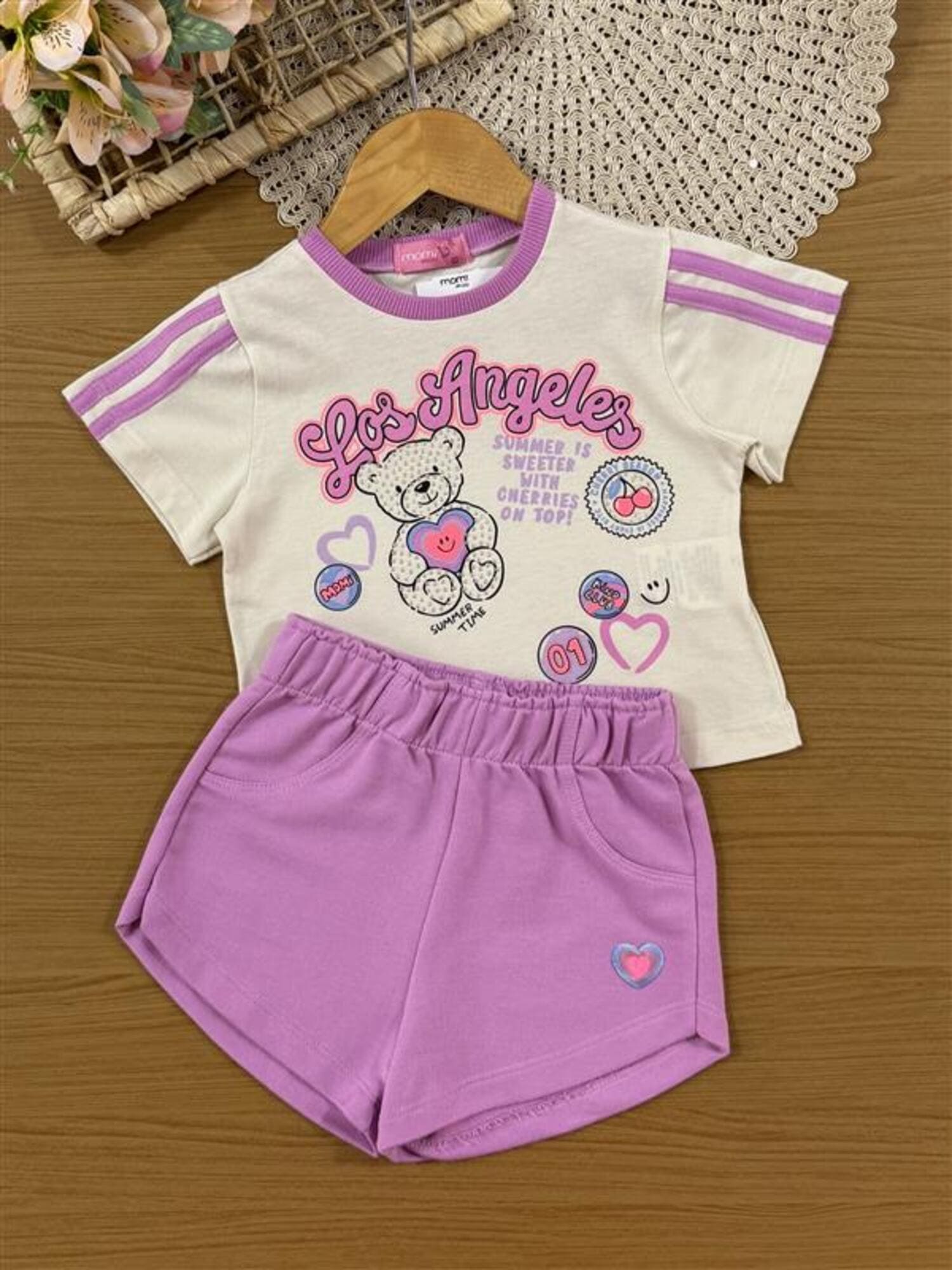 Conjunto Infantil Momi Verão com Shorts Lilás e Blusa Bege Los Angeles