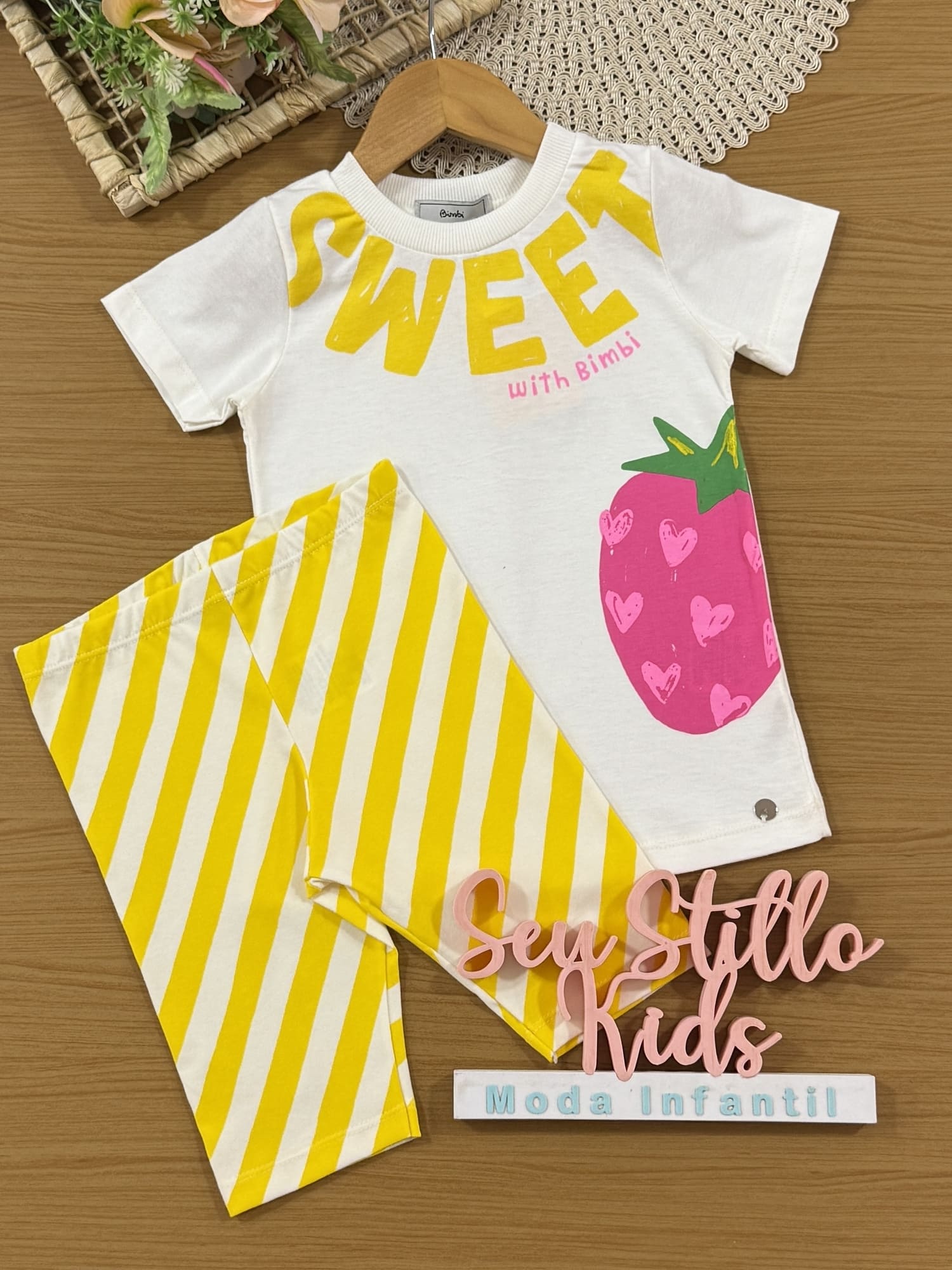 Conjunto Infantil Bimbi Verão com Shorts Ciclista Listrado e Blusa Branca Sweet