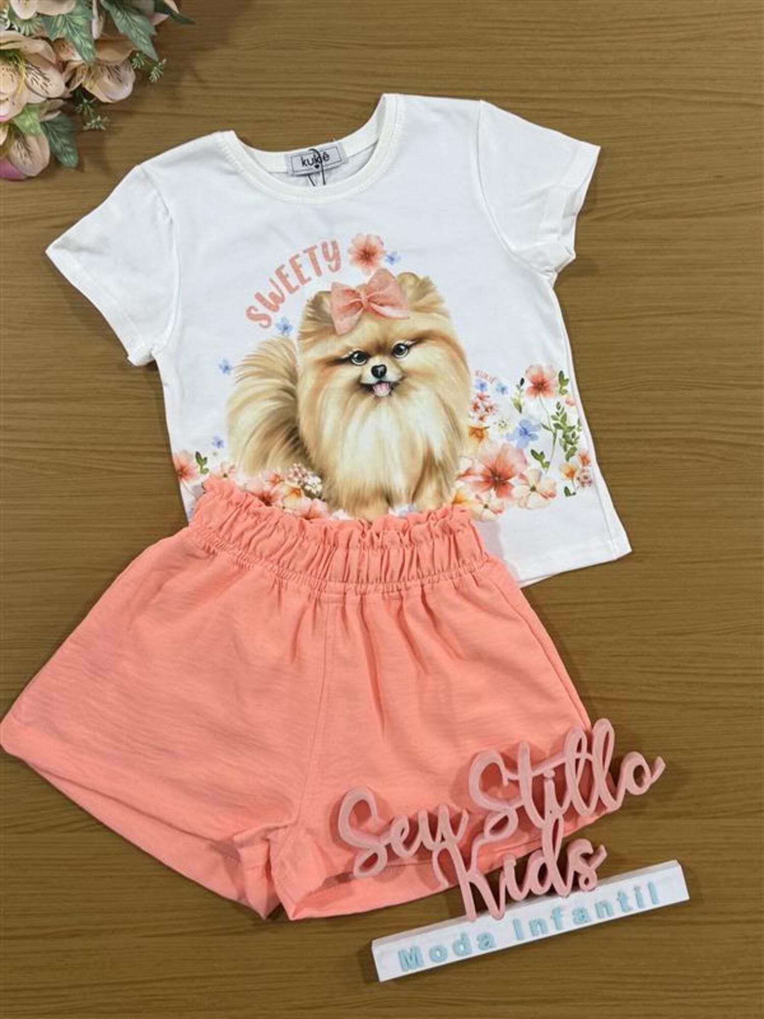Conjunto Infantil Kukiê com Short Salmão e Blusa Branca Cachorrinho