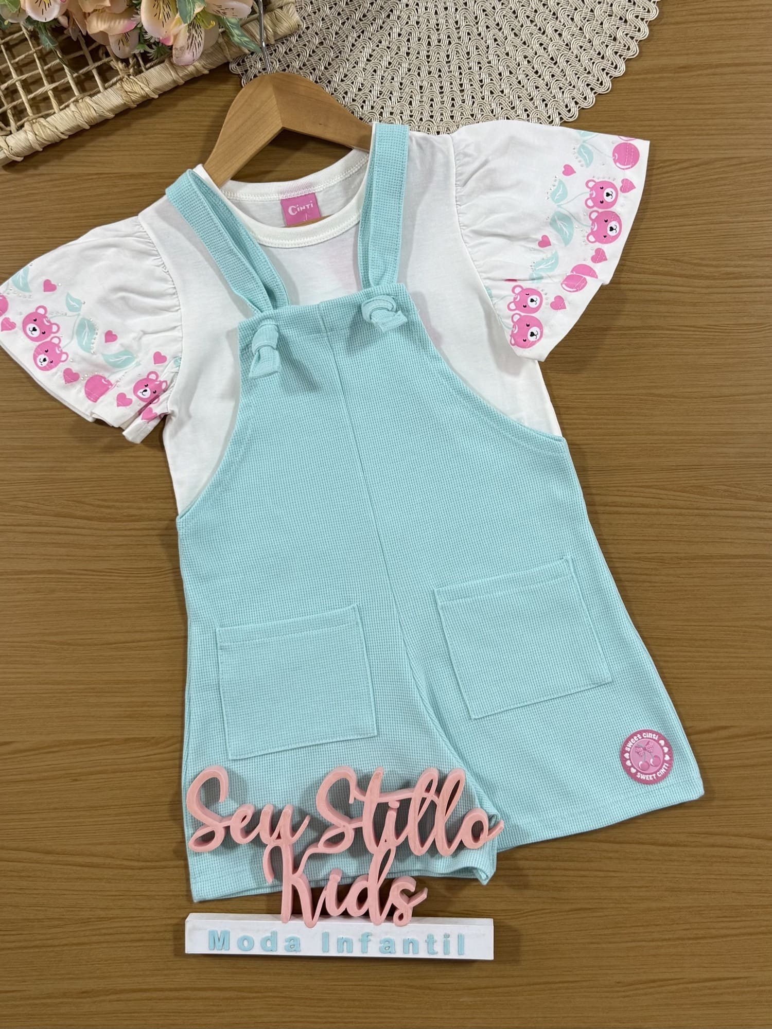 Jardineira Infantil Cinti Verão Azul com Blusa Branca Cerejinha