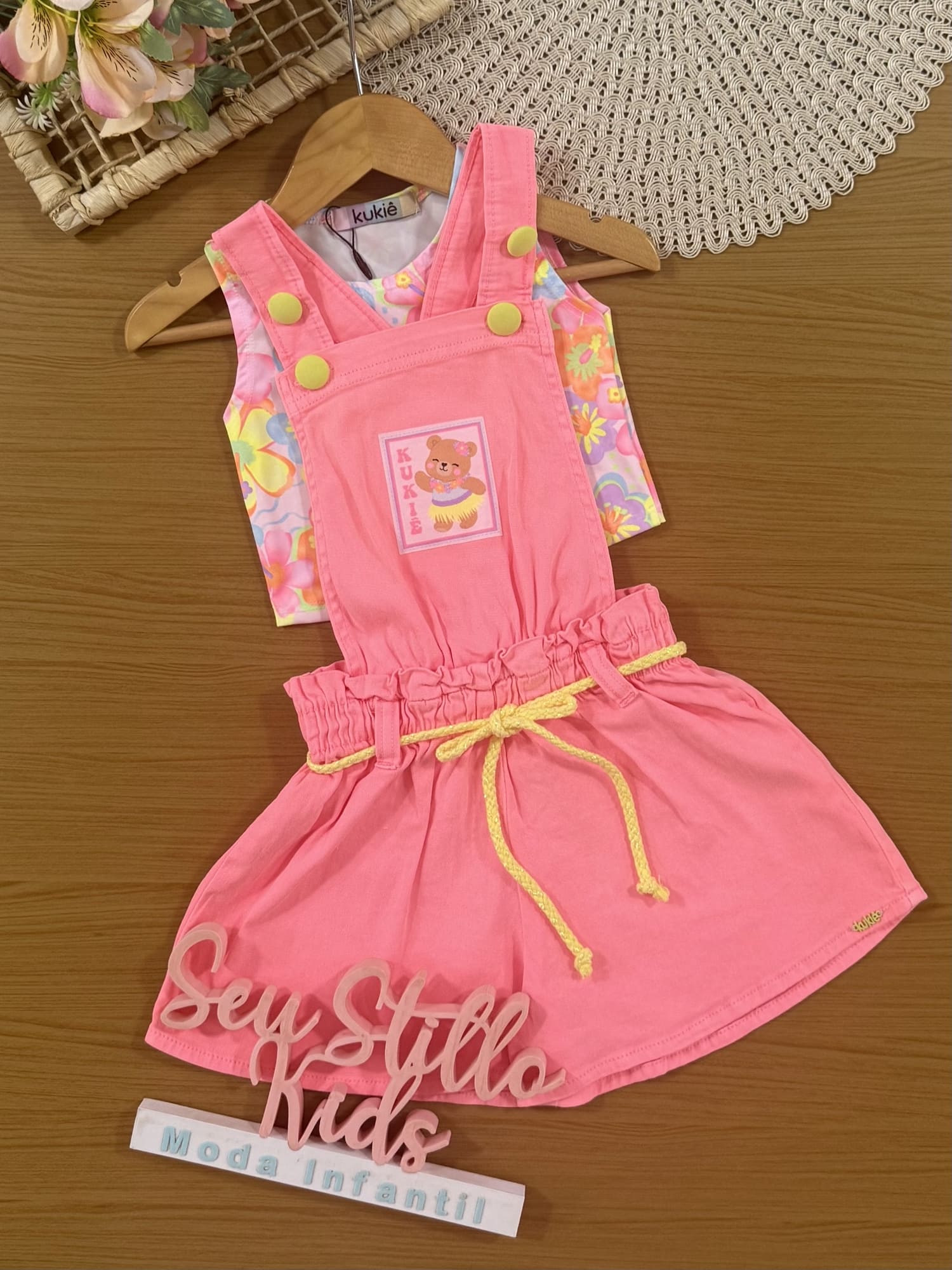 Jardineira Infantil Kukiê Verão Rosa Ursinha com Cropped Floral
