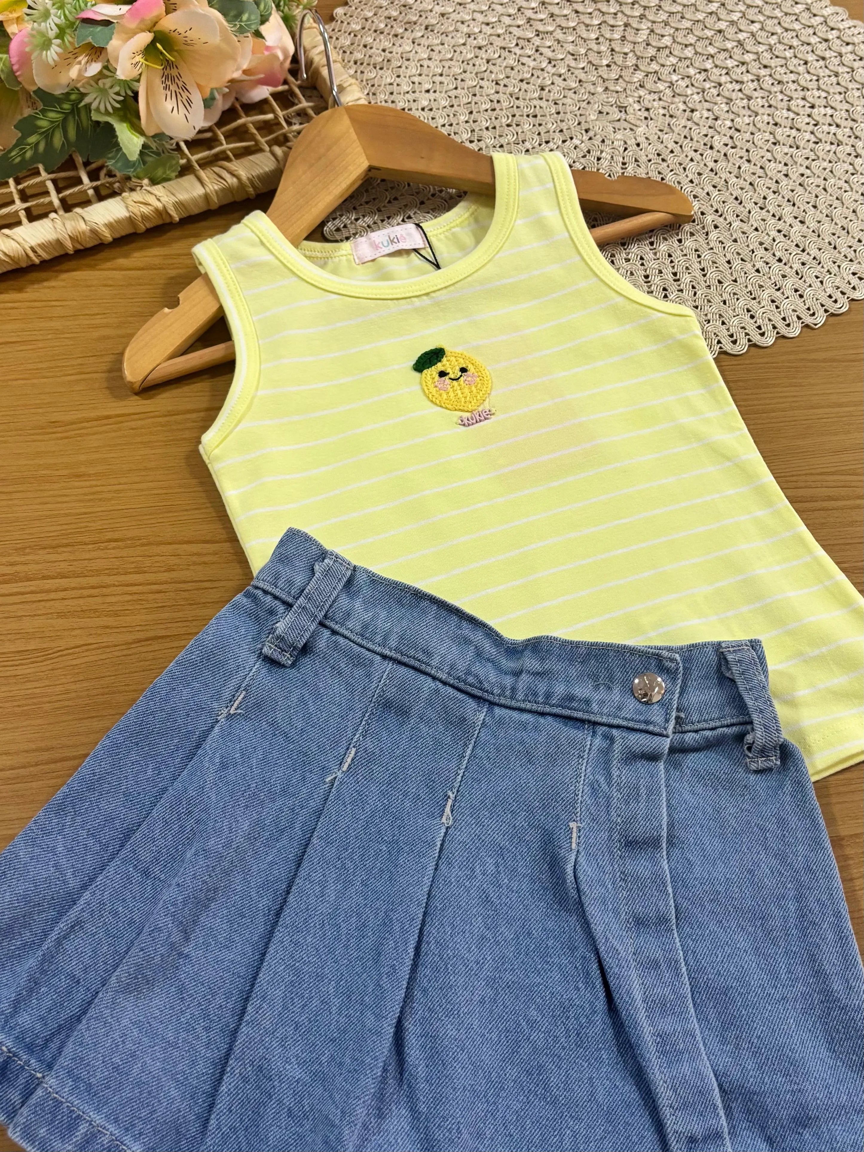 Conjunto Infantil Menina Kukiê com Shorts Saia Jeans e Regata Amarela Limãozinho Tricô