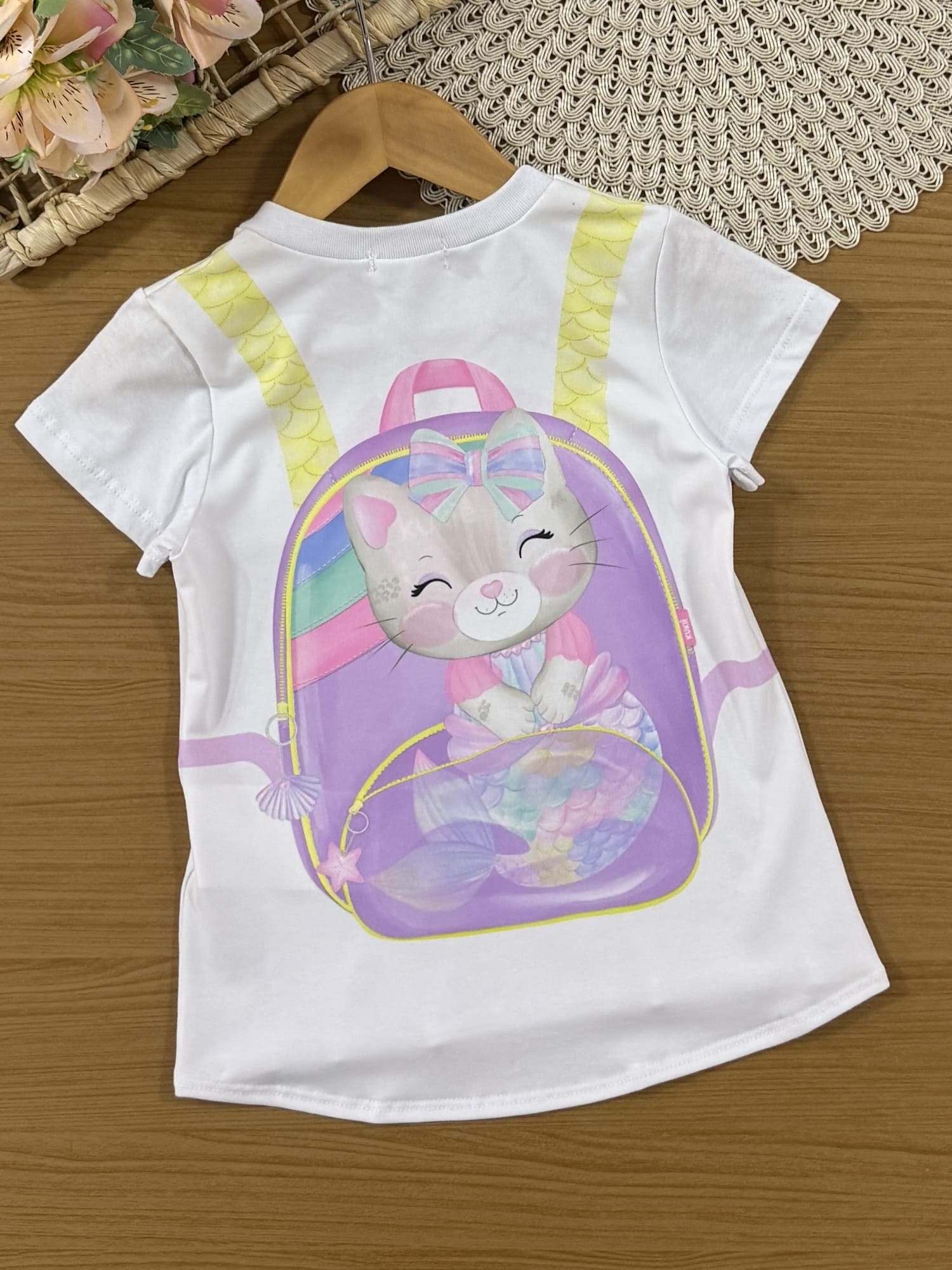 Conjunto Infantil Kukiê Verão com Shorts Ciclista Amarelo e Blusa Branca Gatinha Mochilinha
