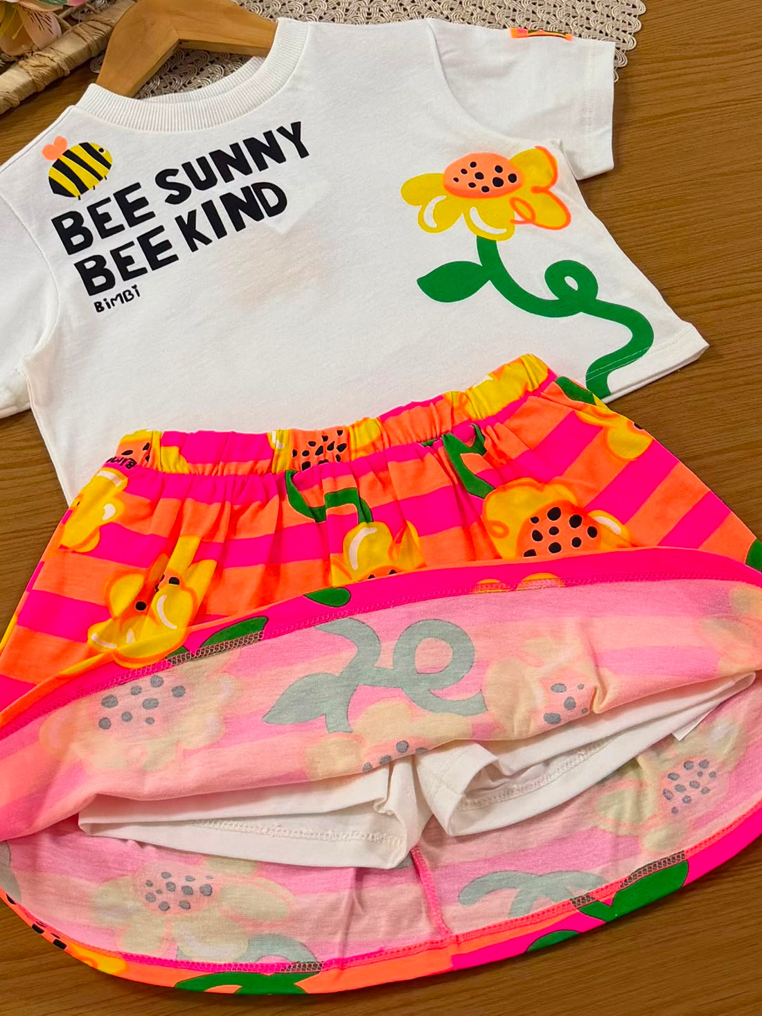 Conjunto Infantil Menina Bimbi com Saia Laranja e Blusa Branca Abelinha