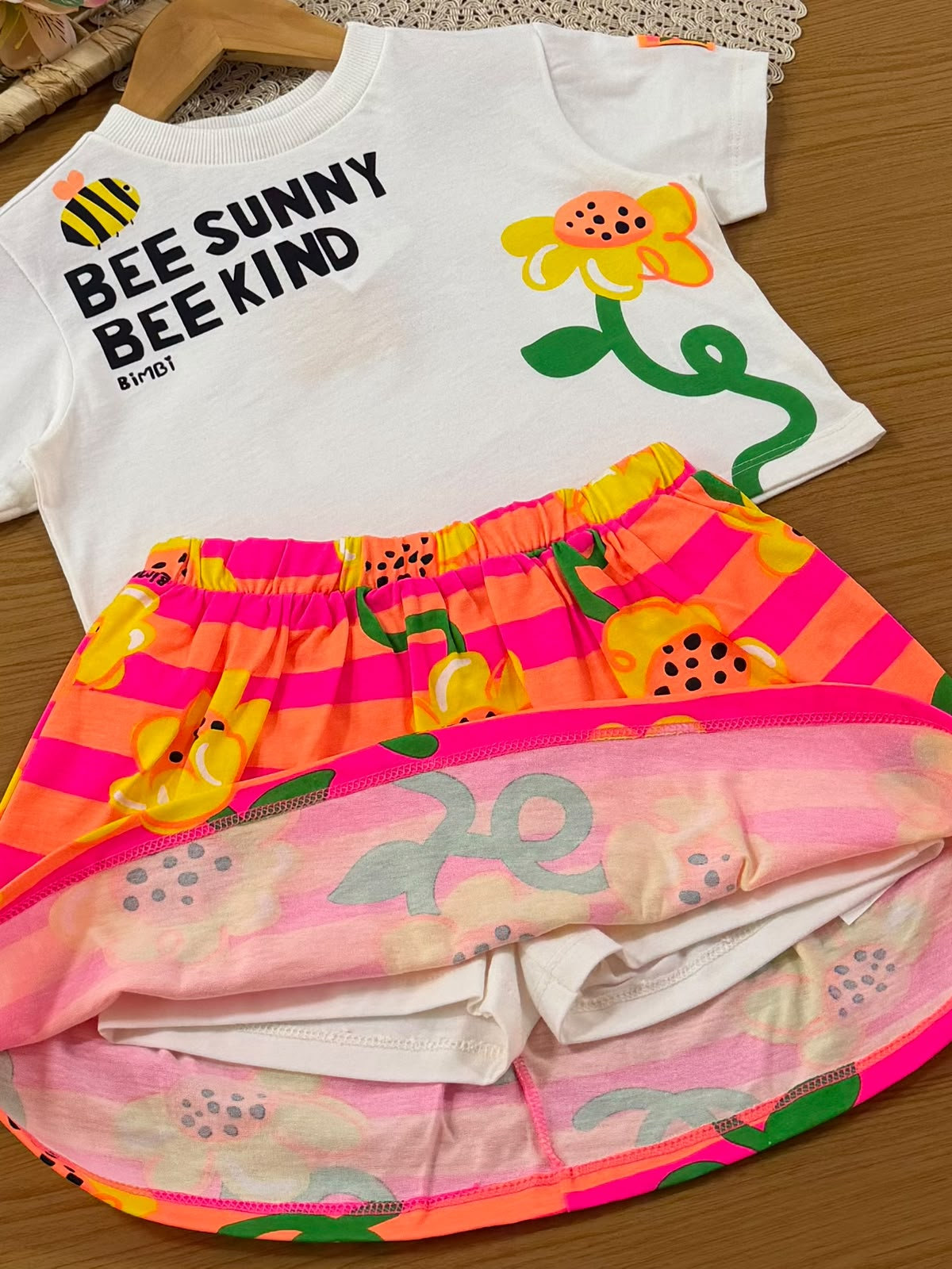 Conjunto Infantil Menina Bimbi com Saia Laranja e Blusa Branca Abelinha