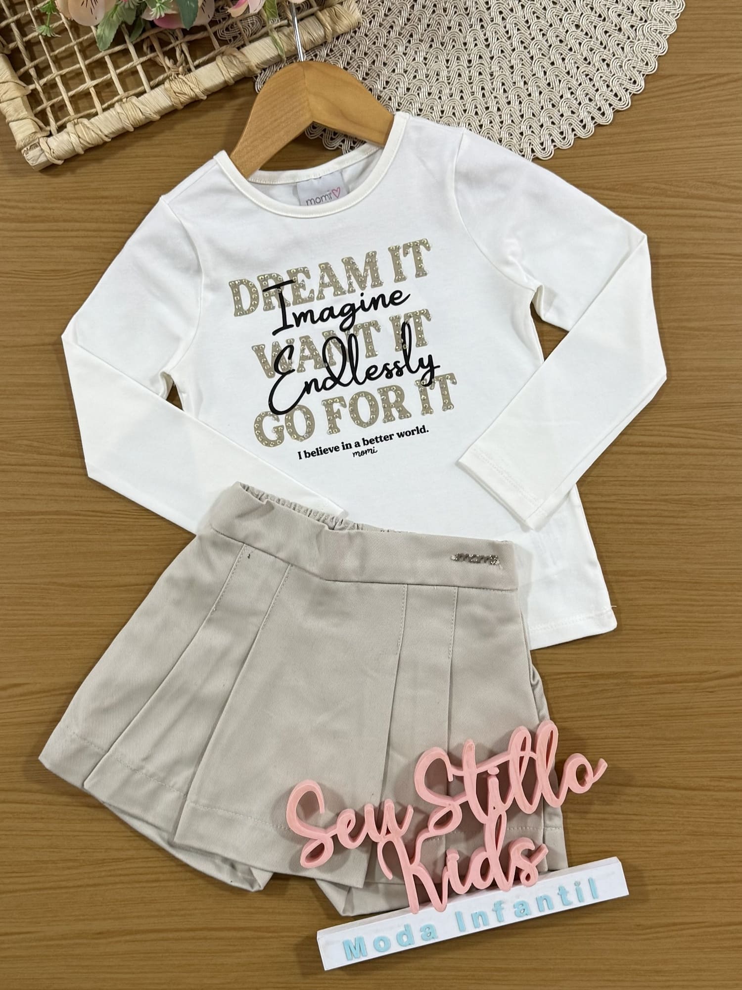 Conjunto Infantil Momi Inverno com Shorts Saia Bege e Blusa Manga Longa Branca Dream