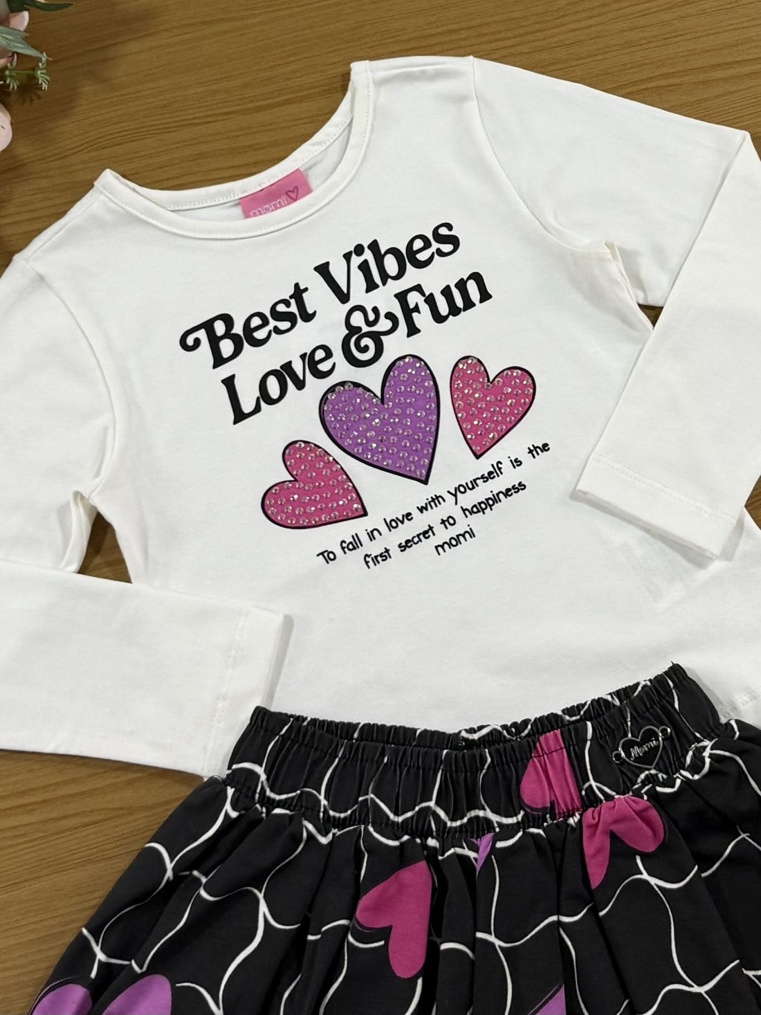 Conjunto Infantil Momi Inverno com Saia Preta e Blusa Branca Corações com Strass