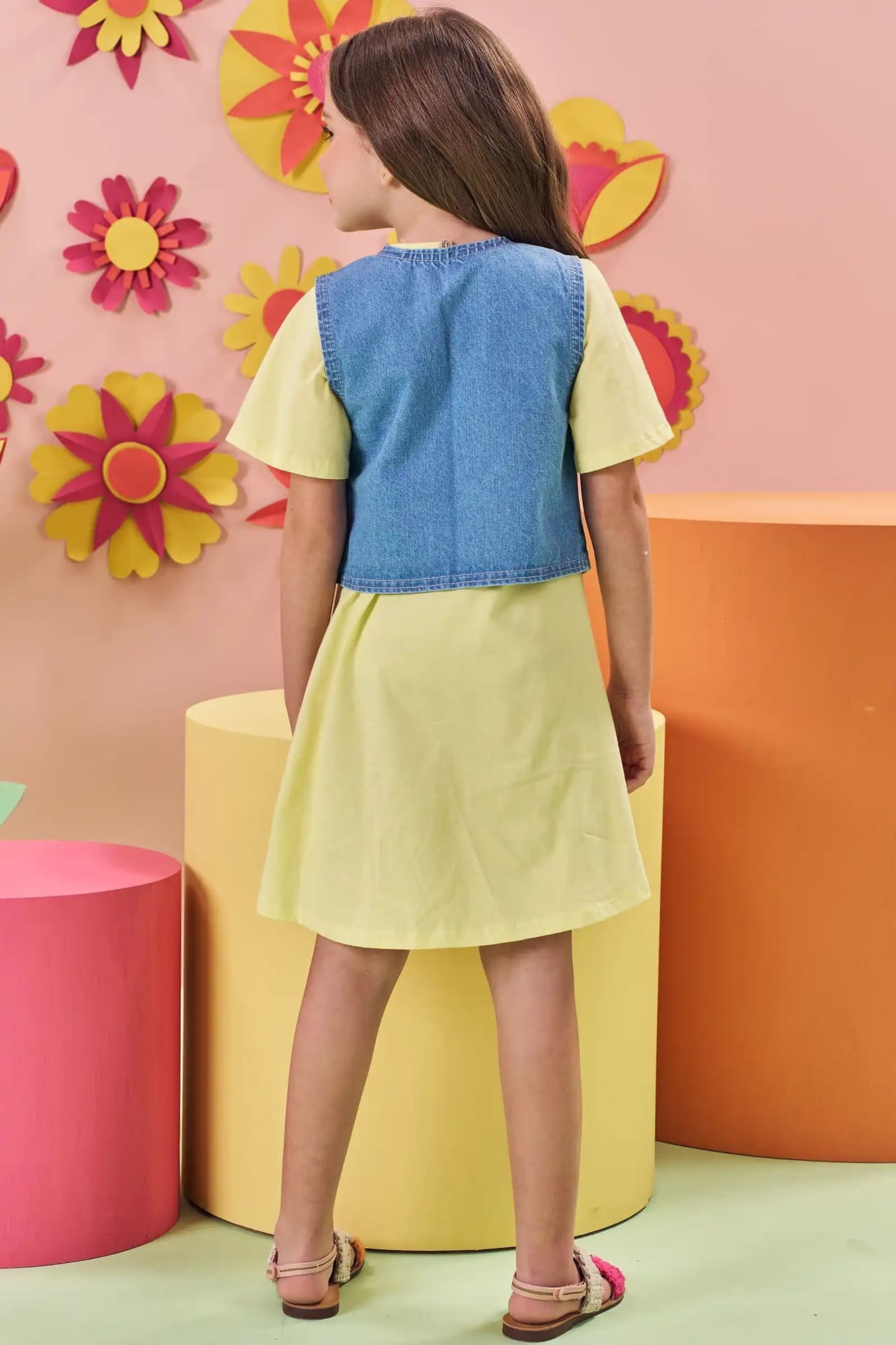 Vestido Infantil Kukiê Verão Vestido Amarelo Casinha de Maça com Colete jeans
