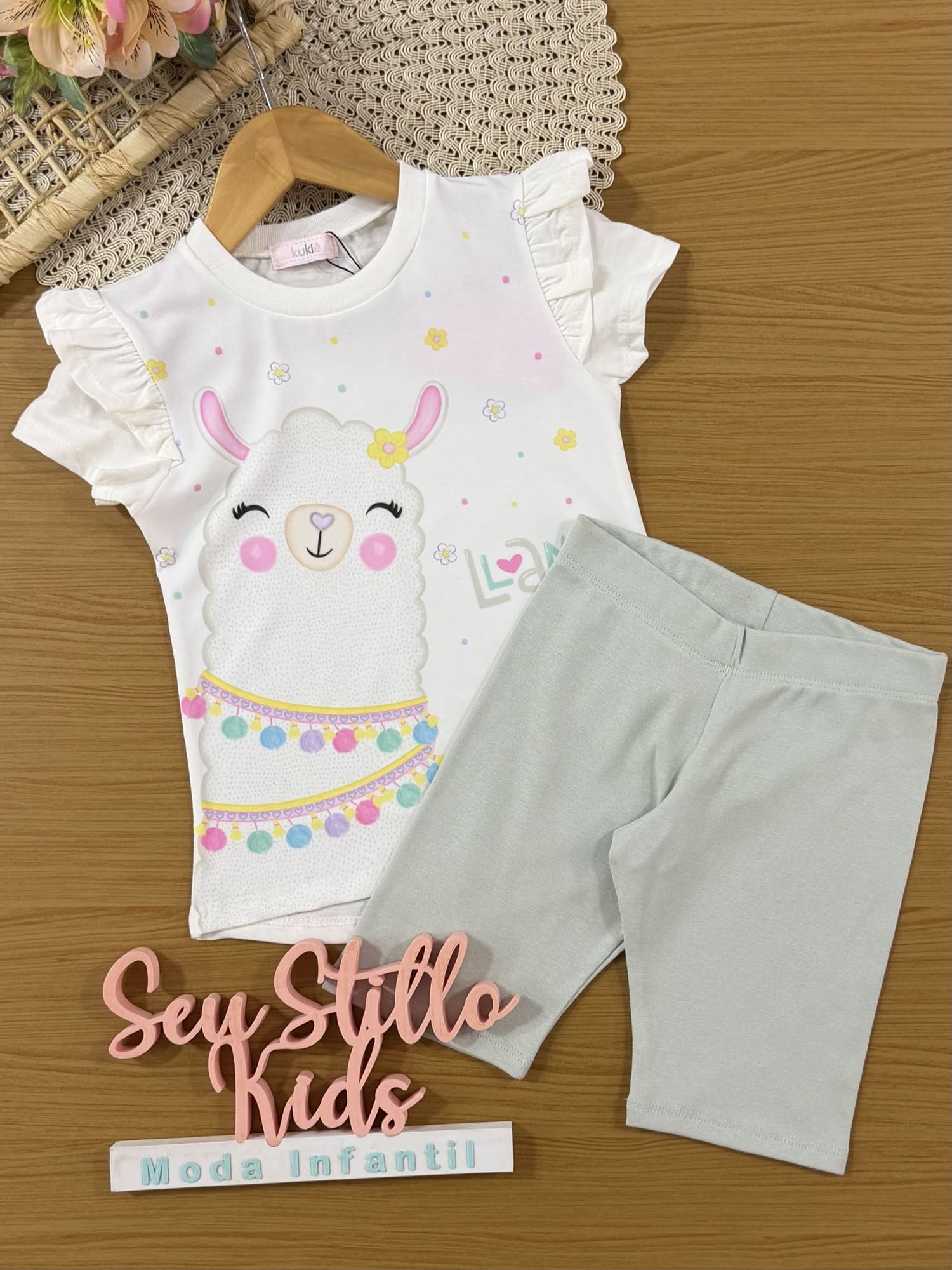 Conjunto Infantil Kukiê com Shorts Ciclista Cinza e Blusa Lhama