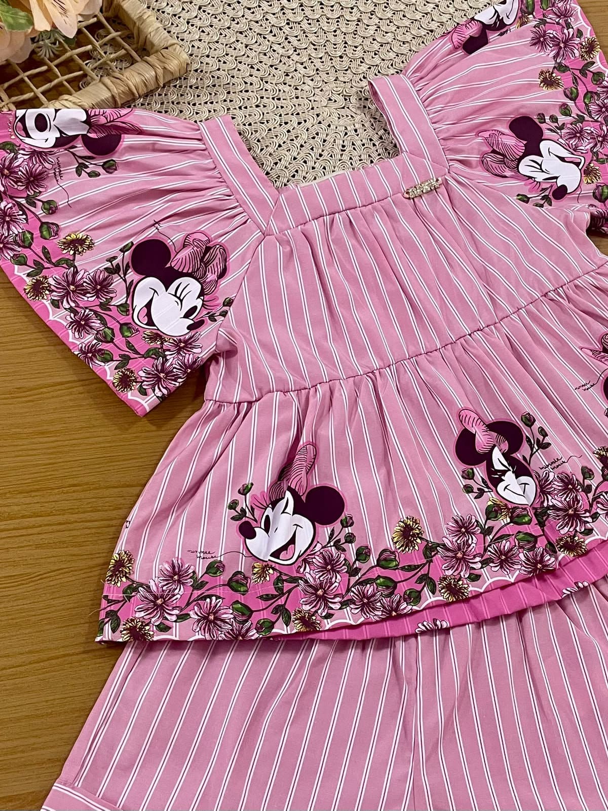 Conjunto Infantil Menina Animê com Shorts e Blusa Listrada Rosa Minnie Florista Disney