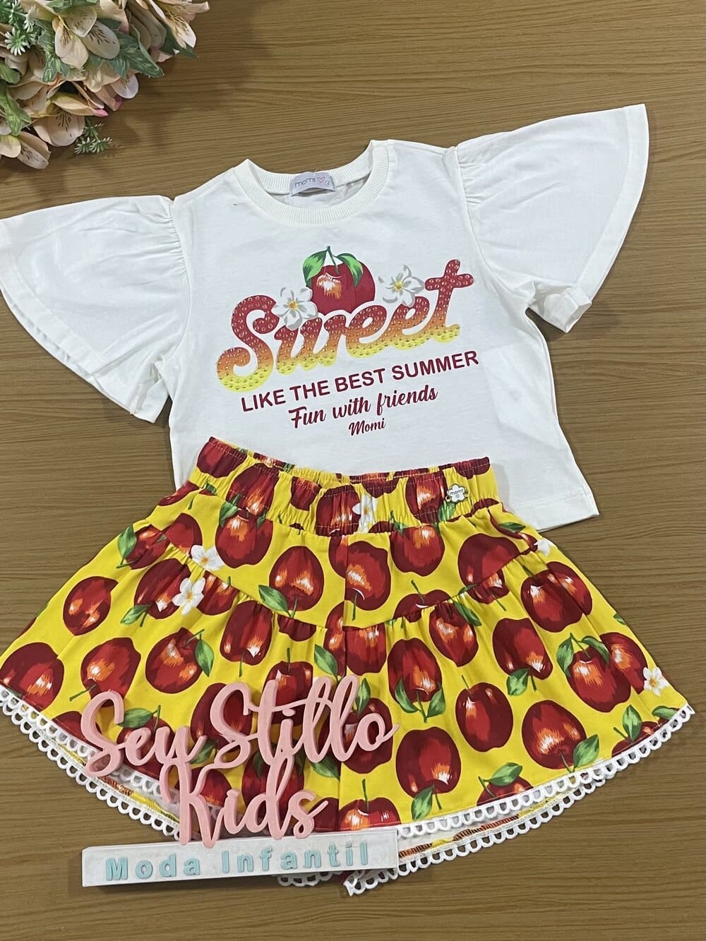 Conjunto Infantil Momi Verão Shorts Amarelo e Blusa Maçãzinha