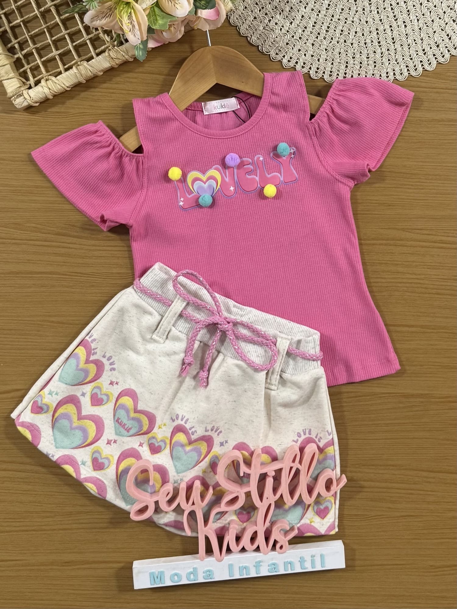 Conjunto Infantil Kukiê com Shorts Saia Off White e Blusa Rosa Lovely