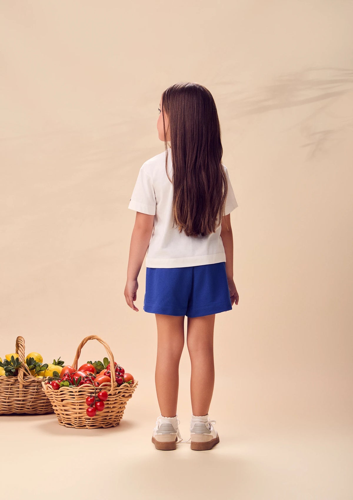 Conjunto Infantil Menina Animê com Shorts Saia Azul e Blusa Frutinhas