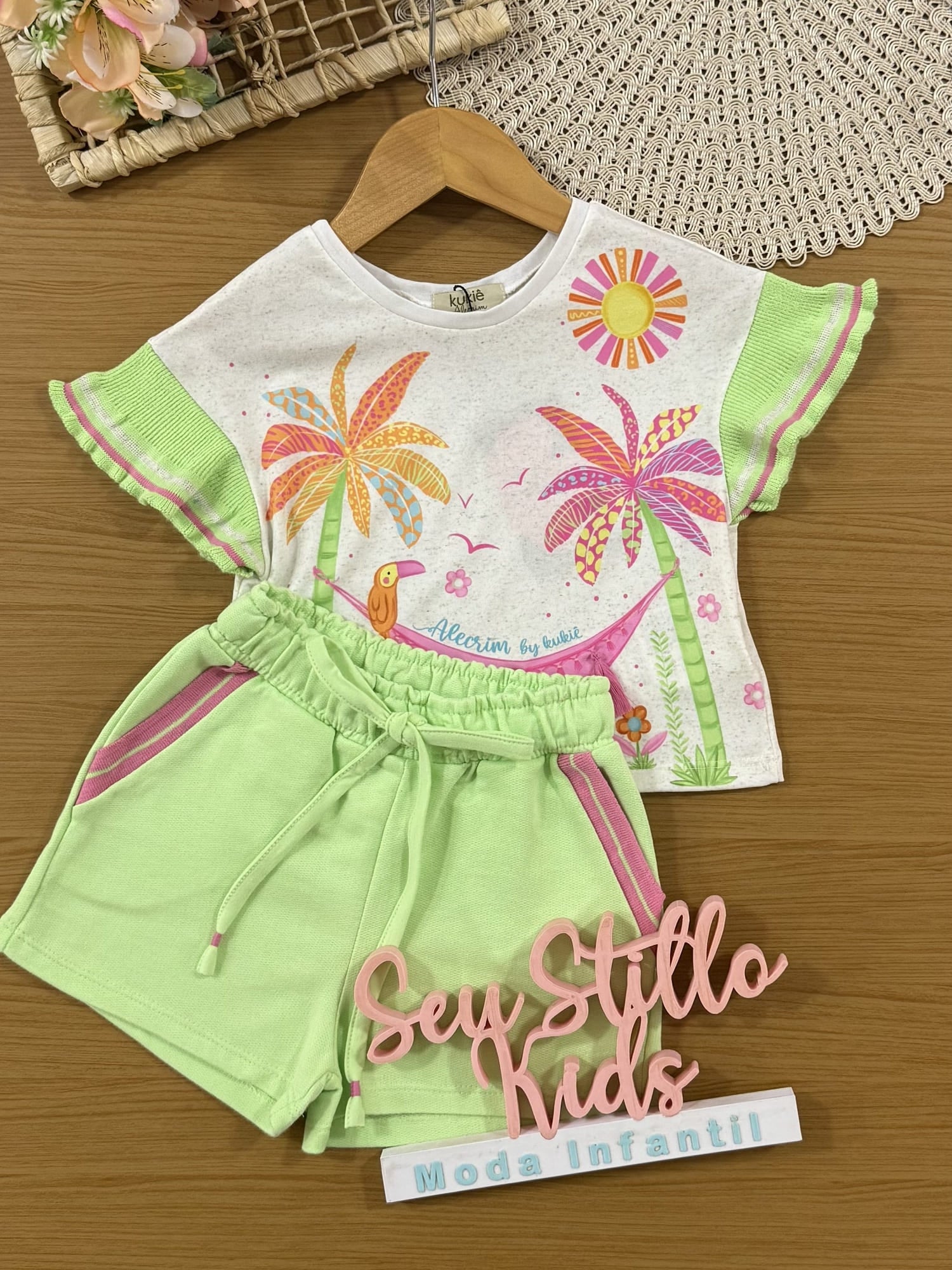 Conjunto Infantil Kukiê Verão com Shorts Verde e Blusa Off White Praia