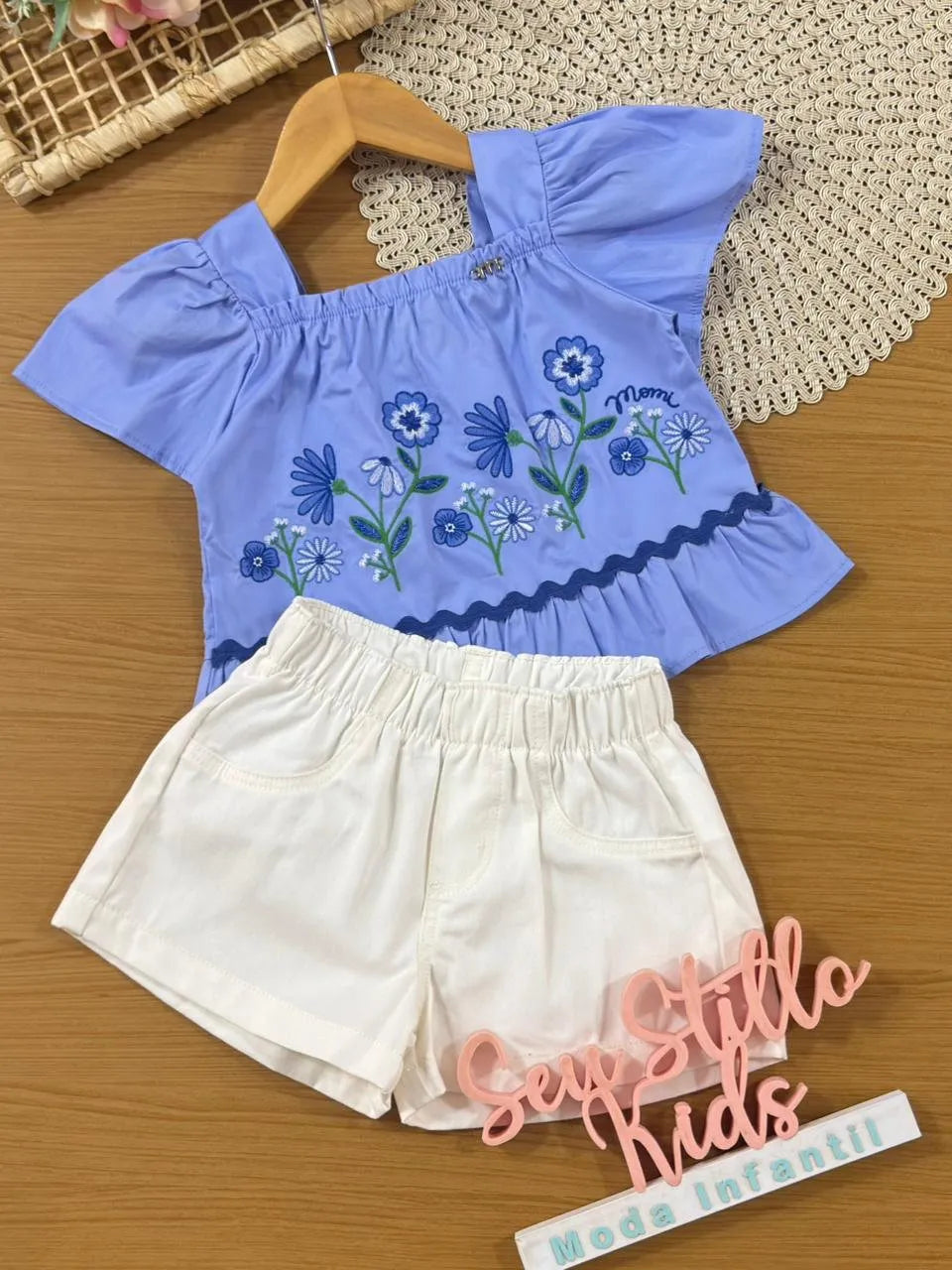 Conjunto Infantil Menina Momi com Shorts Branco e Blusa Azul Flores