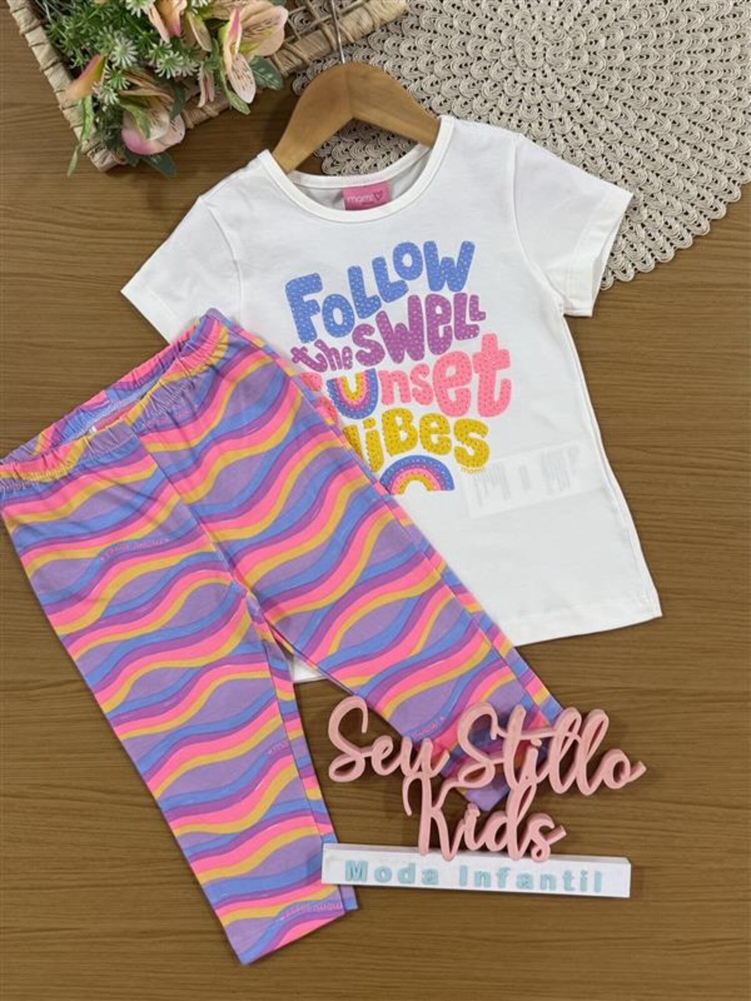 Conjunto Infantil Momi Verão com Calça Capri Colorido e Blusa Branca Arco-íris
