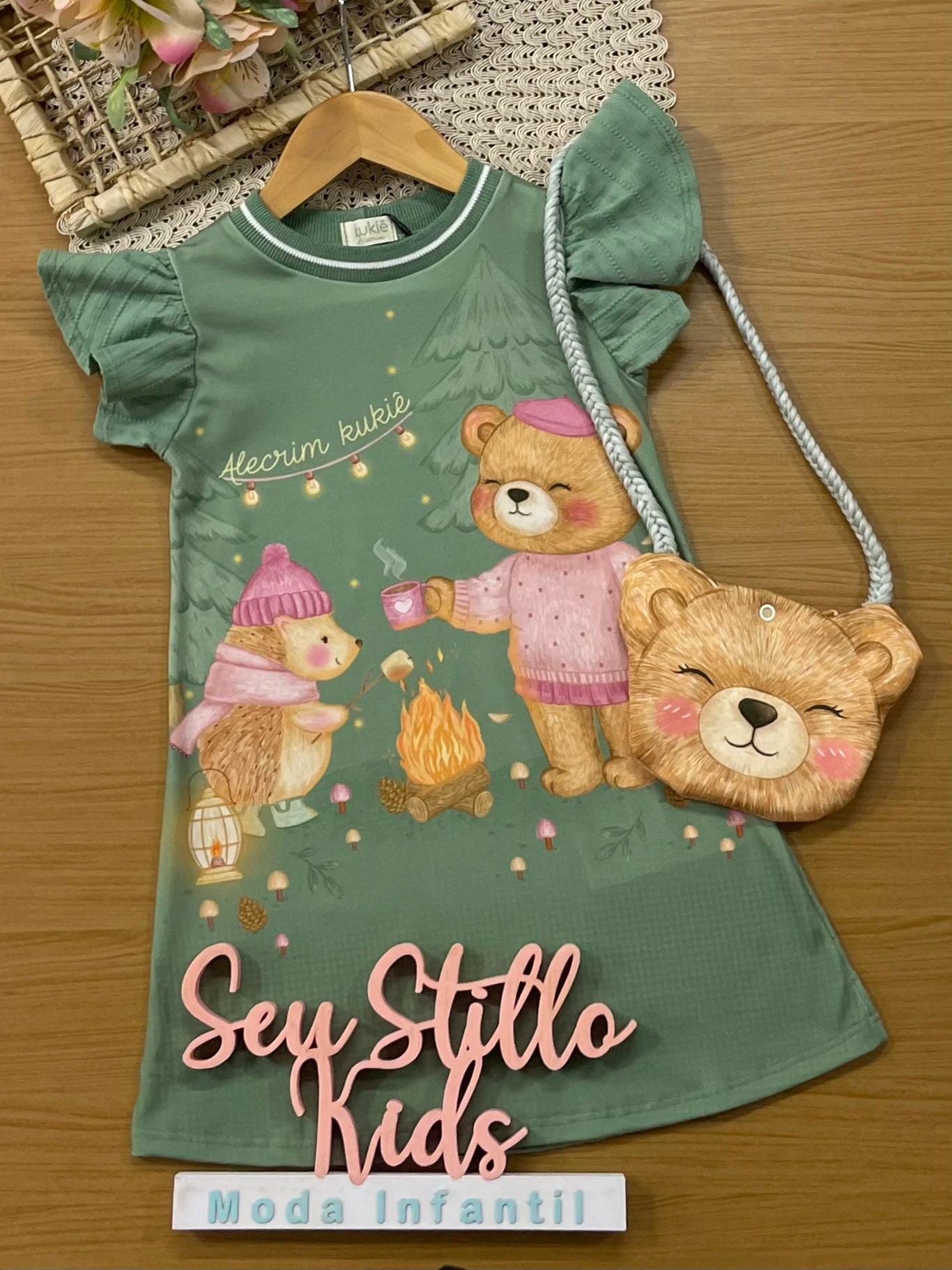 Vestido Infantil Kukiê Inverno Verde com Bolsinha Ursinha Acampamento