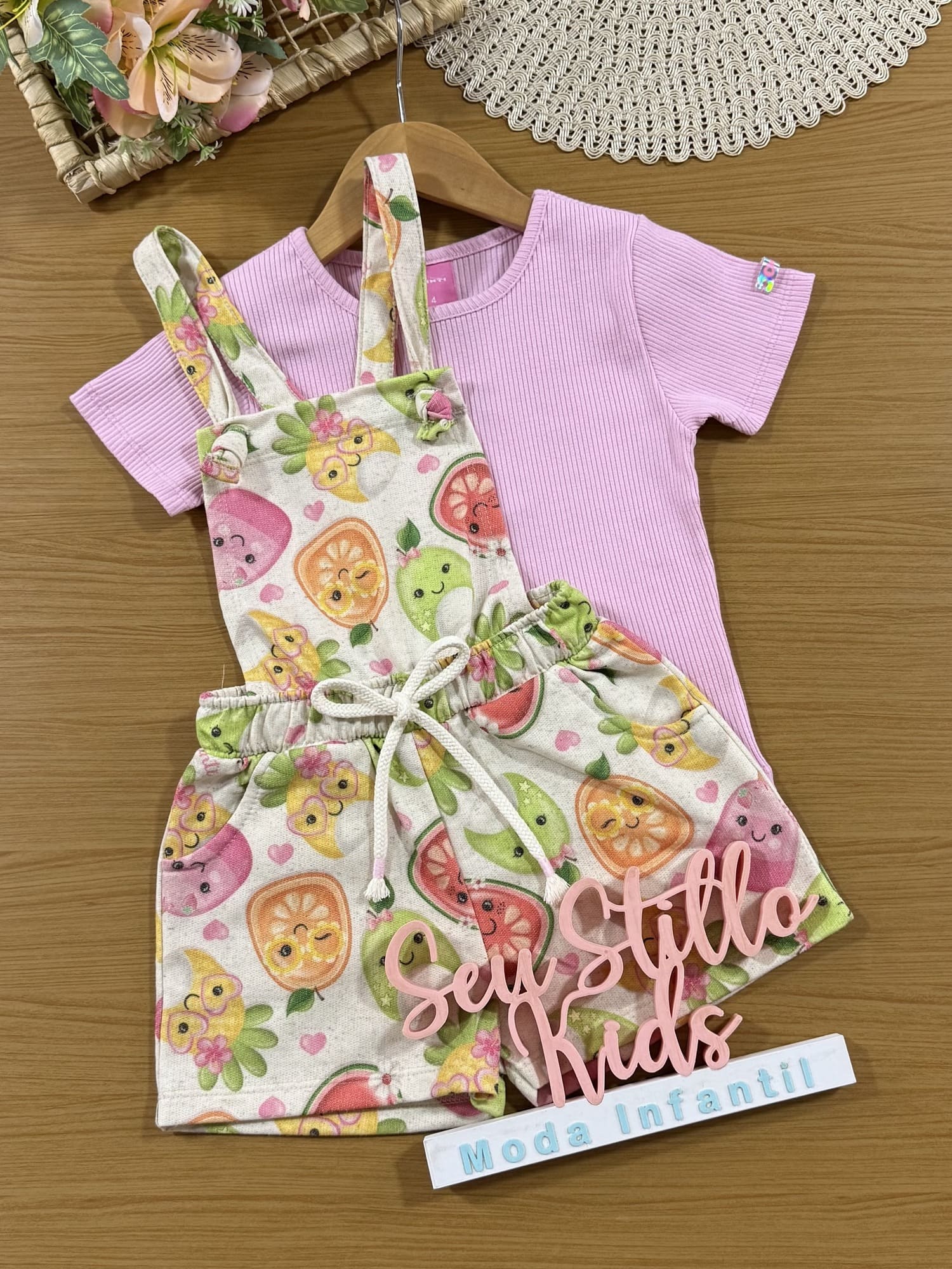 Jardineira Infantil Cinti Verão Frutinhas com Blusa Rosa