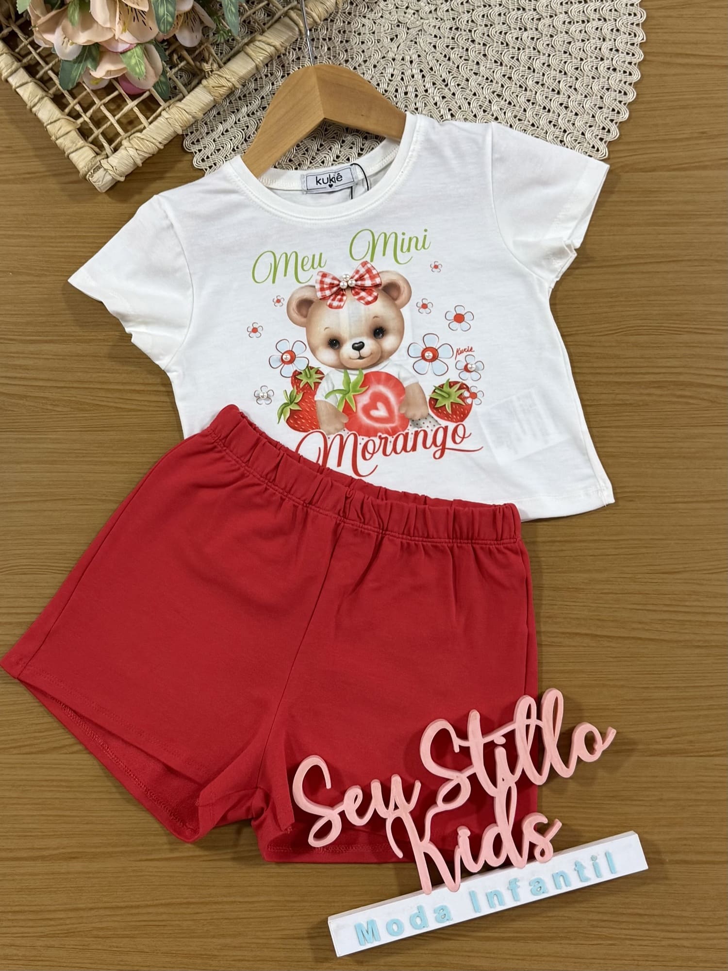 Conjunto Infantil Kukiê com Shorts Vermelho e Blusa Manga Curta Moranguinho