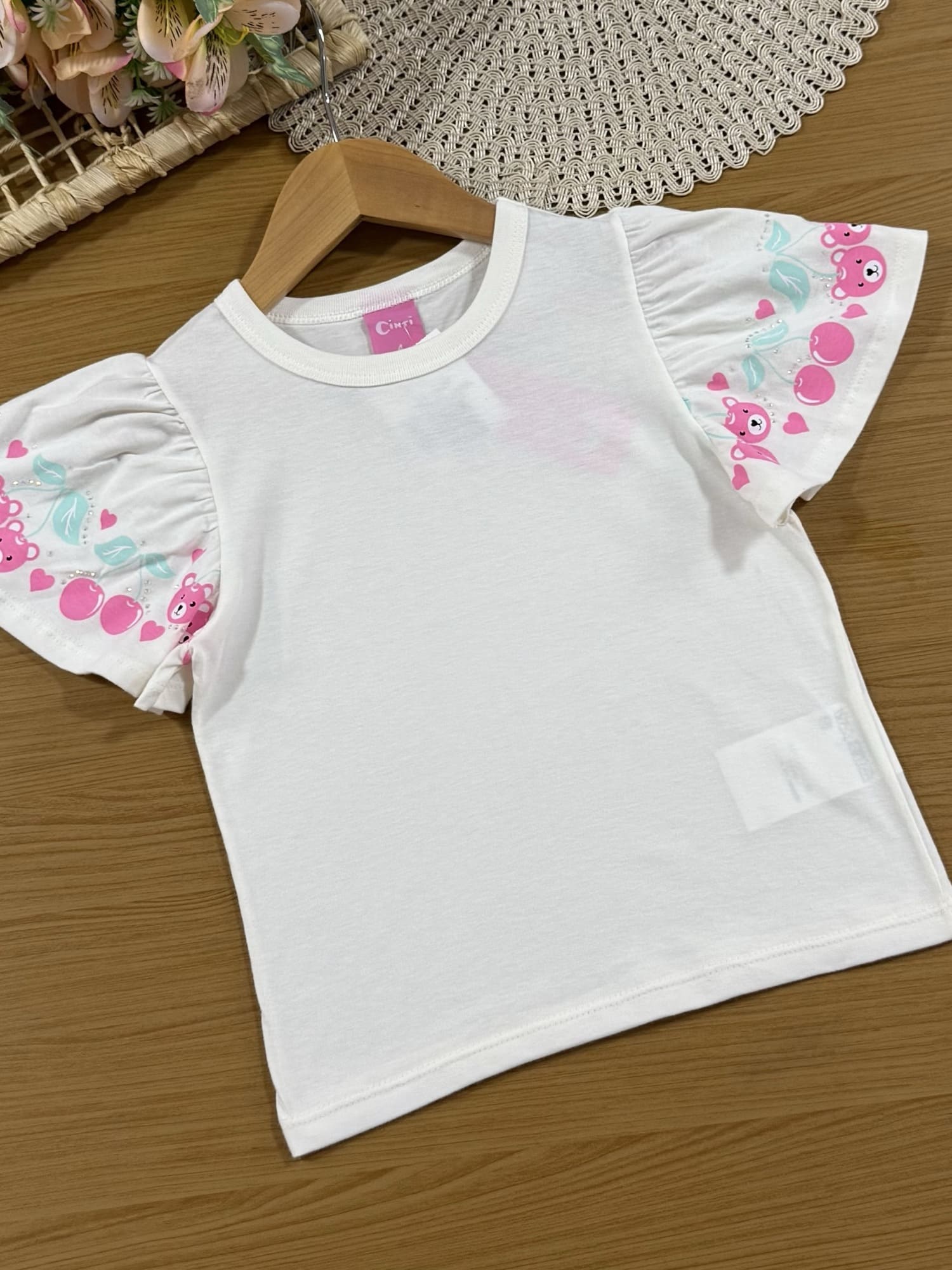 Jardineira Infantil Cinti Verão Rosa com Blusa Branca Cerejinha