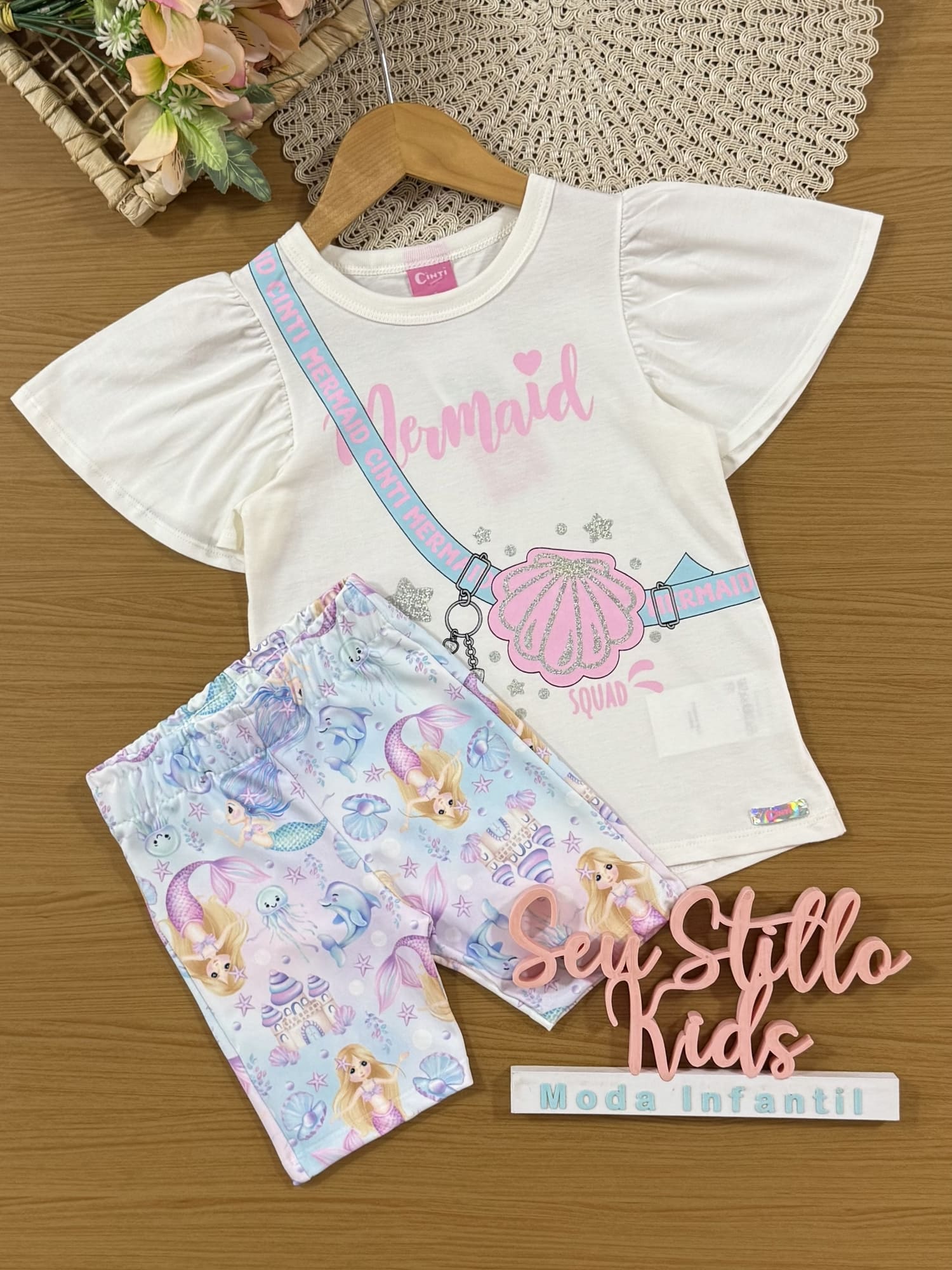 Conjunto Infantil Cinti Verão com Shorts Ciclista Azul e Blusa Branca Conchinha